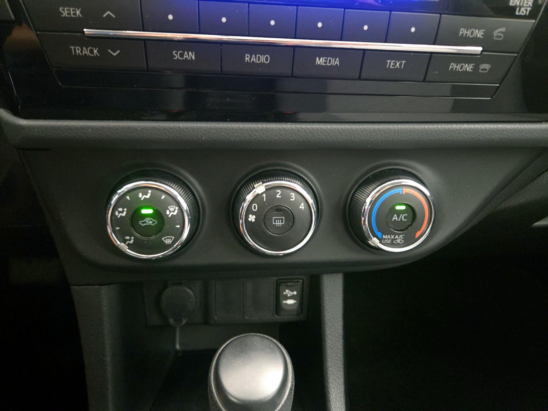 Thumbnail: 2015 Toyota Corolla - 15