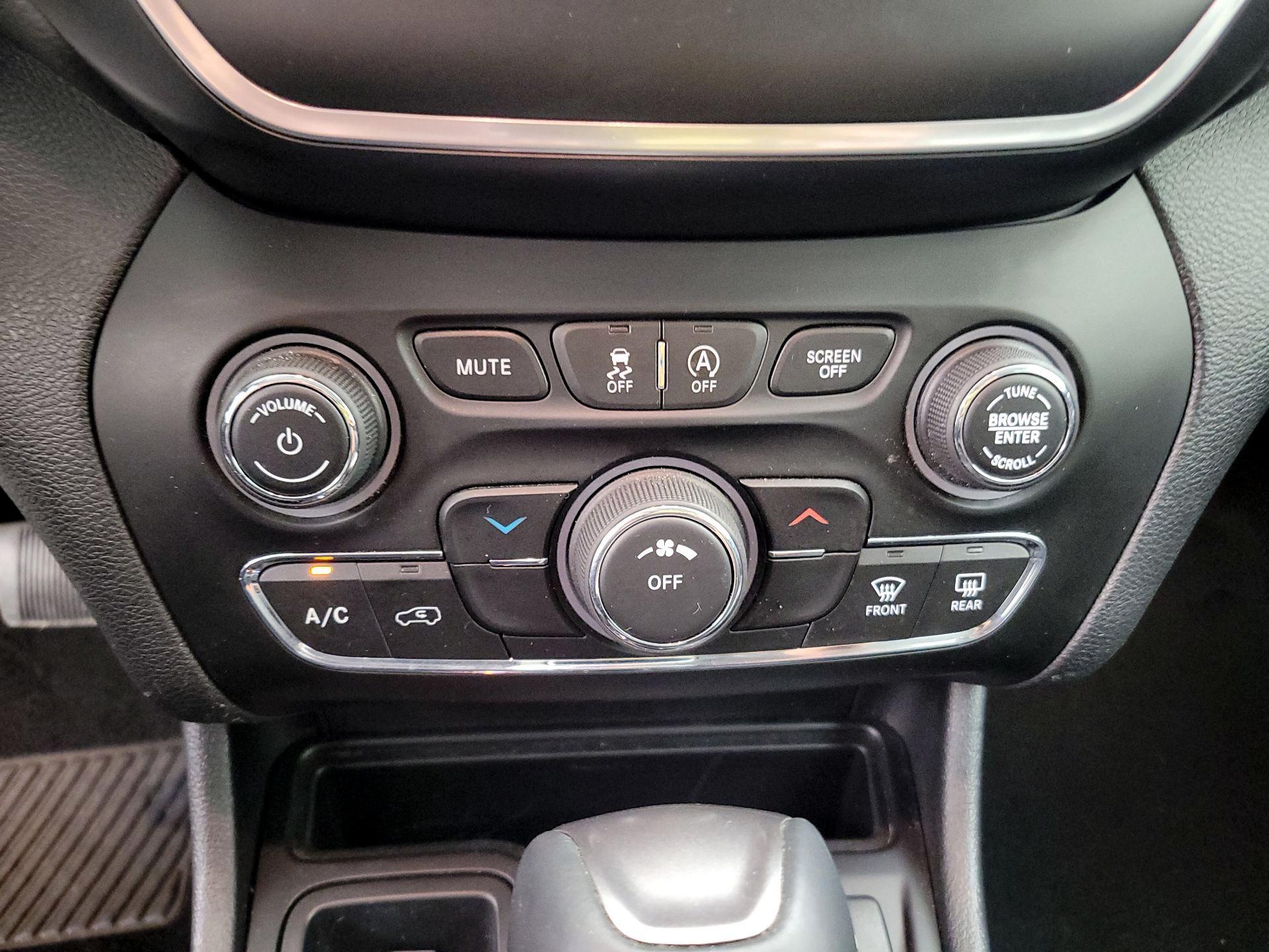 Thumbnail: 2019 Jeep Cherokee - 16