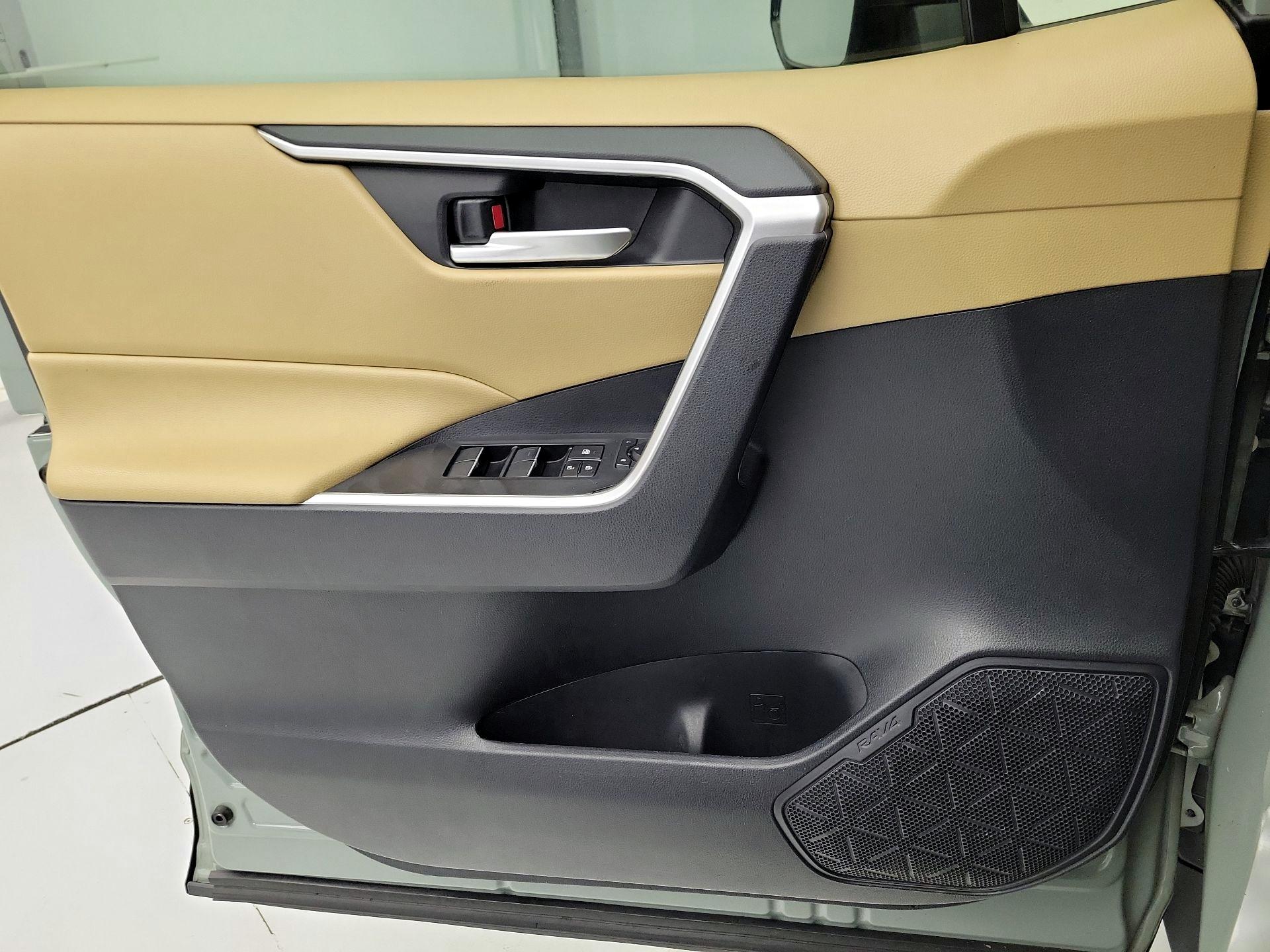 Thumbnail: 2019 Toyota RAV4 - 12