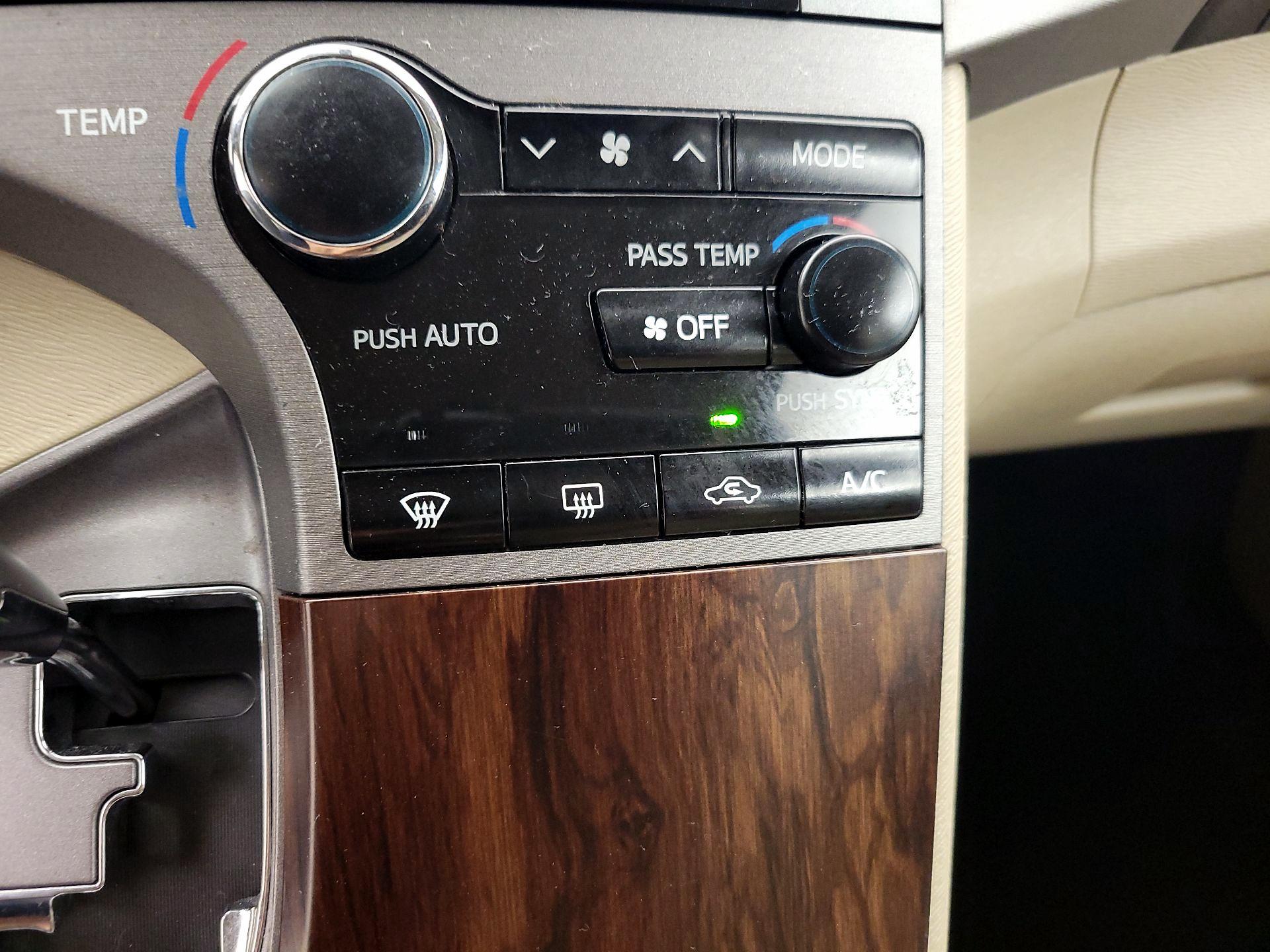 Thumbnail: 2015 Toyota Venza - 16