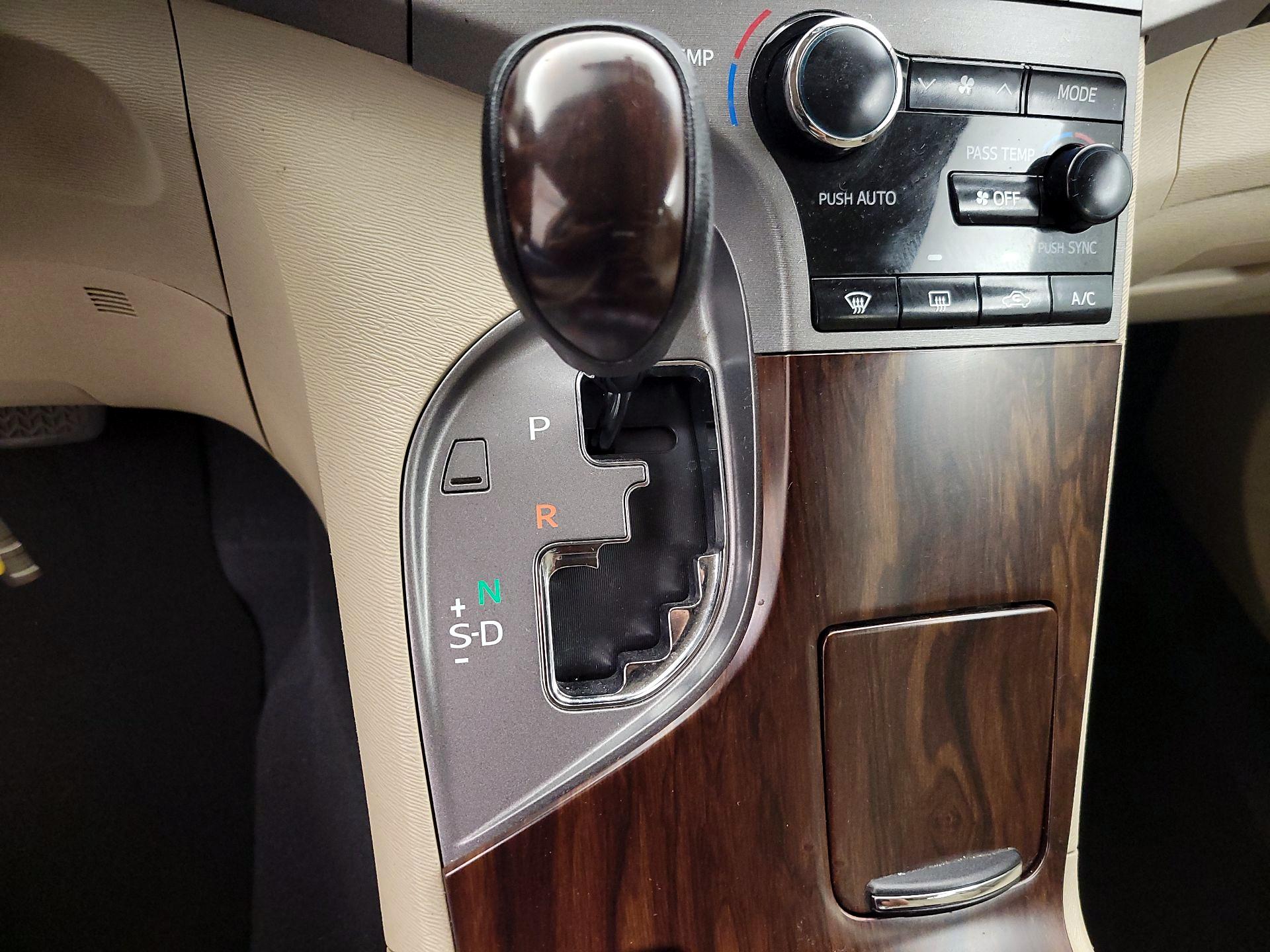 Thumbnail: 2015 Toyota Venza - 17