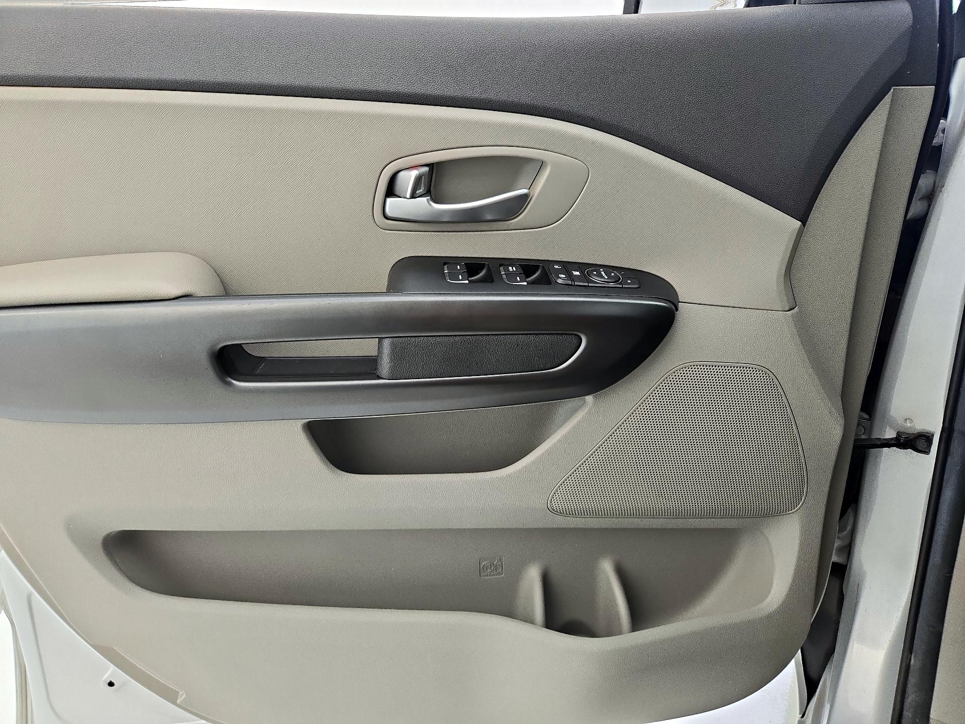 Thumbnail: 2016 Kia Sedona - 12