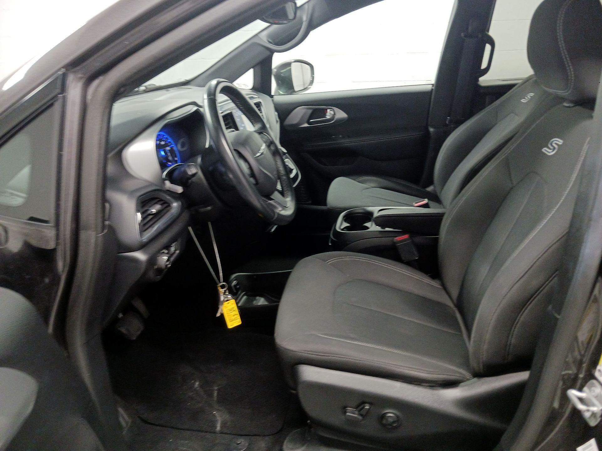 Thumbnail: 2019 Chrysler Pacifica - 9