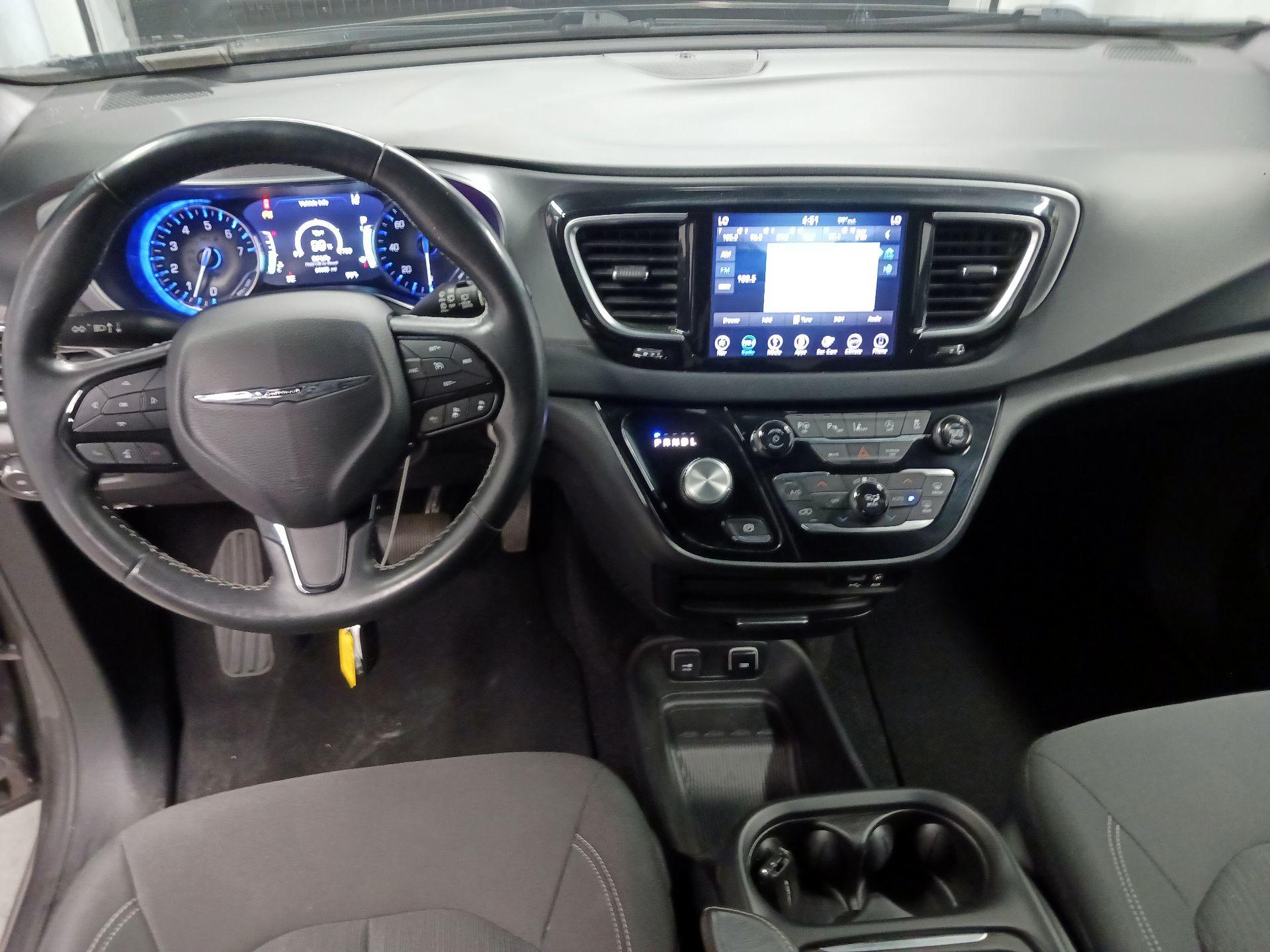 Thumbnail: 2019 Chrysler Pacifica - 8