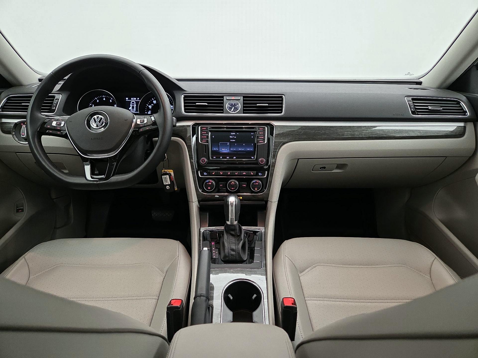 Thumbnail: 2016 Volkswagen Passat - 9