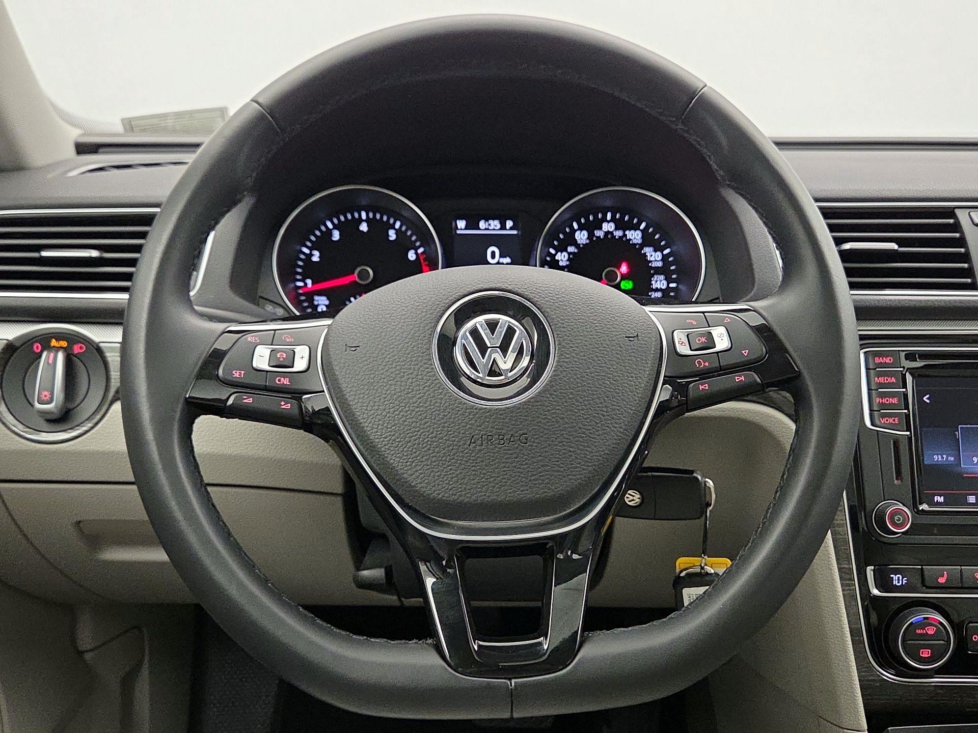 Thumbnail: 2016 Volkswagen Passat - 10
