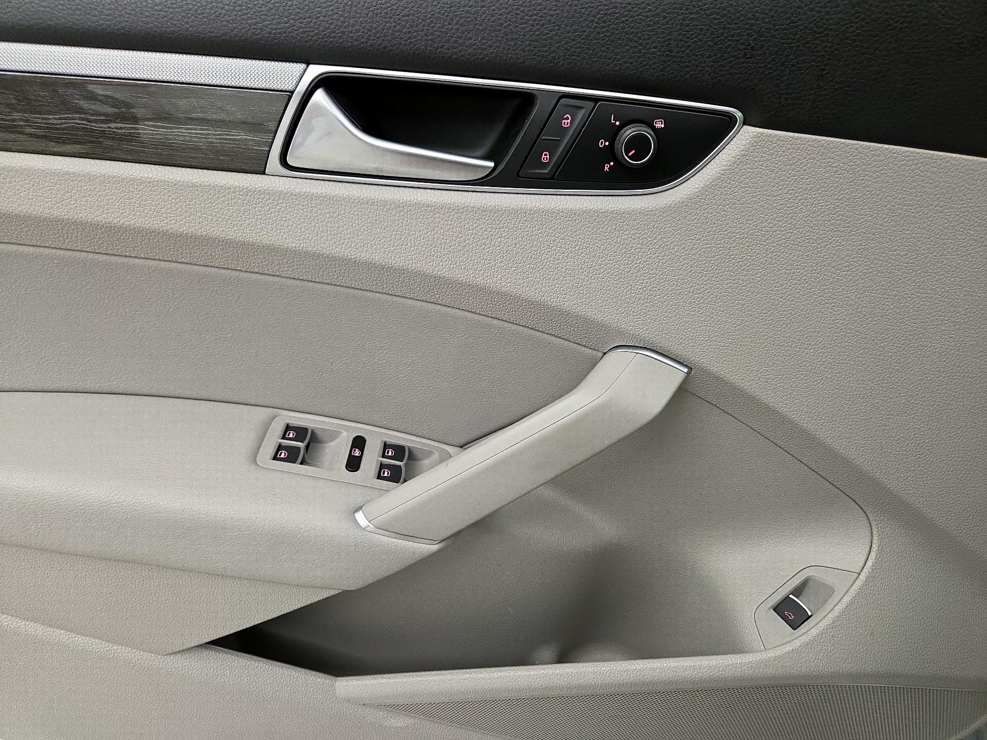 Thumbnail: 2016 Volkswagen Passat - 12