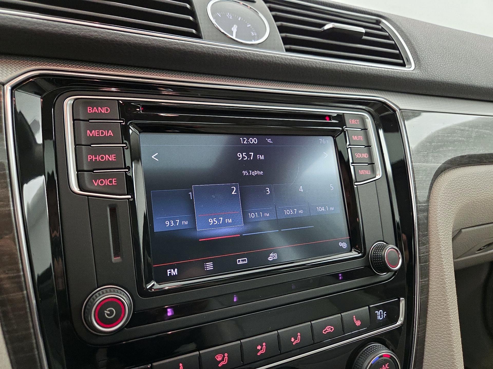 Thumbnail: 2016 Volkswagen Passat - 15