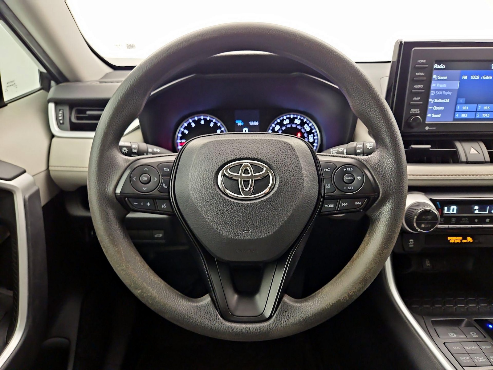 2020 Toyota RAV4 XLE - Photo 11
