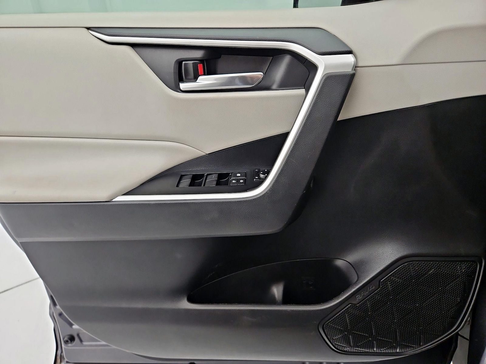 2020 Toyota RAV4 XLE - Photo 13