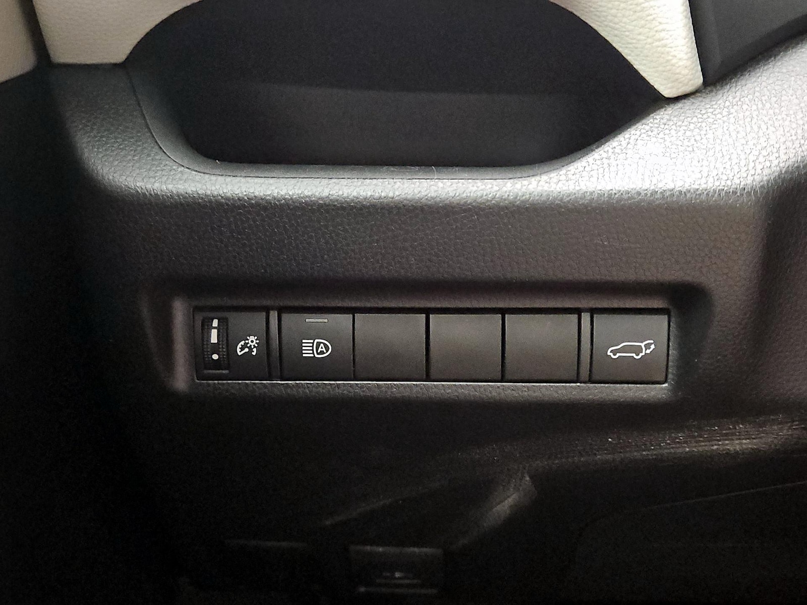 2020 Toyota RAV4 XLE - Photo 14
