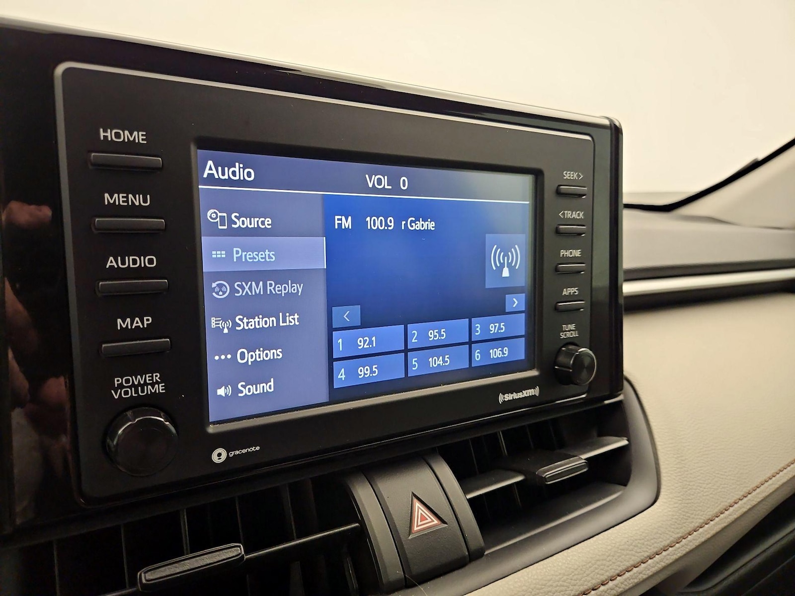 2020 Toyota RAV4 XLE - Photo 16