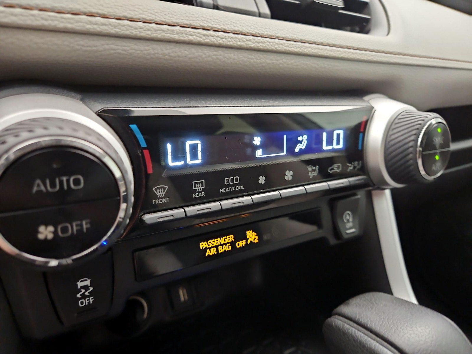 2020 Toyota RAV4 XLE - Photo 17