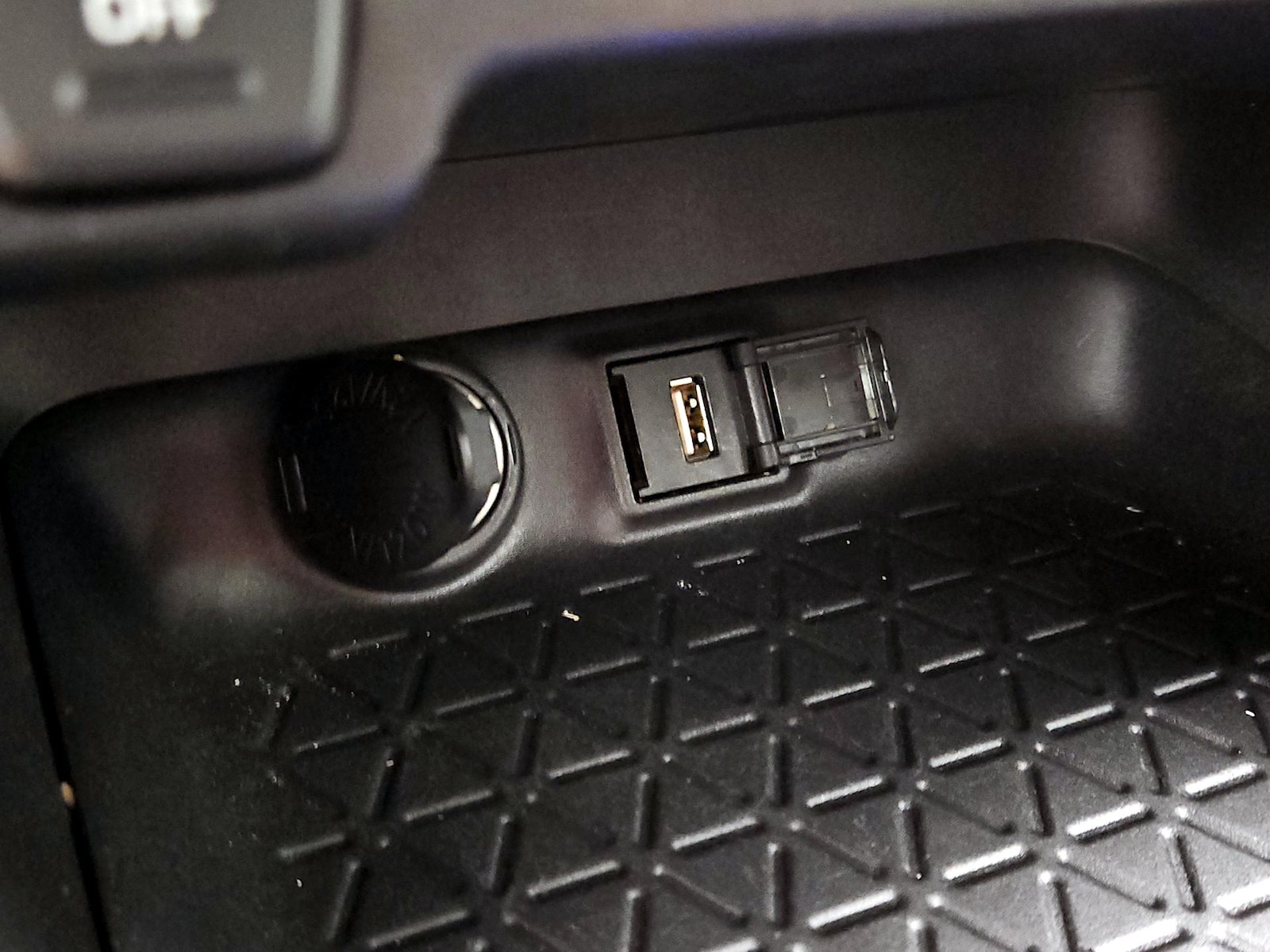 2020 Toyota RAV4 XLE - Photo 19