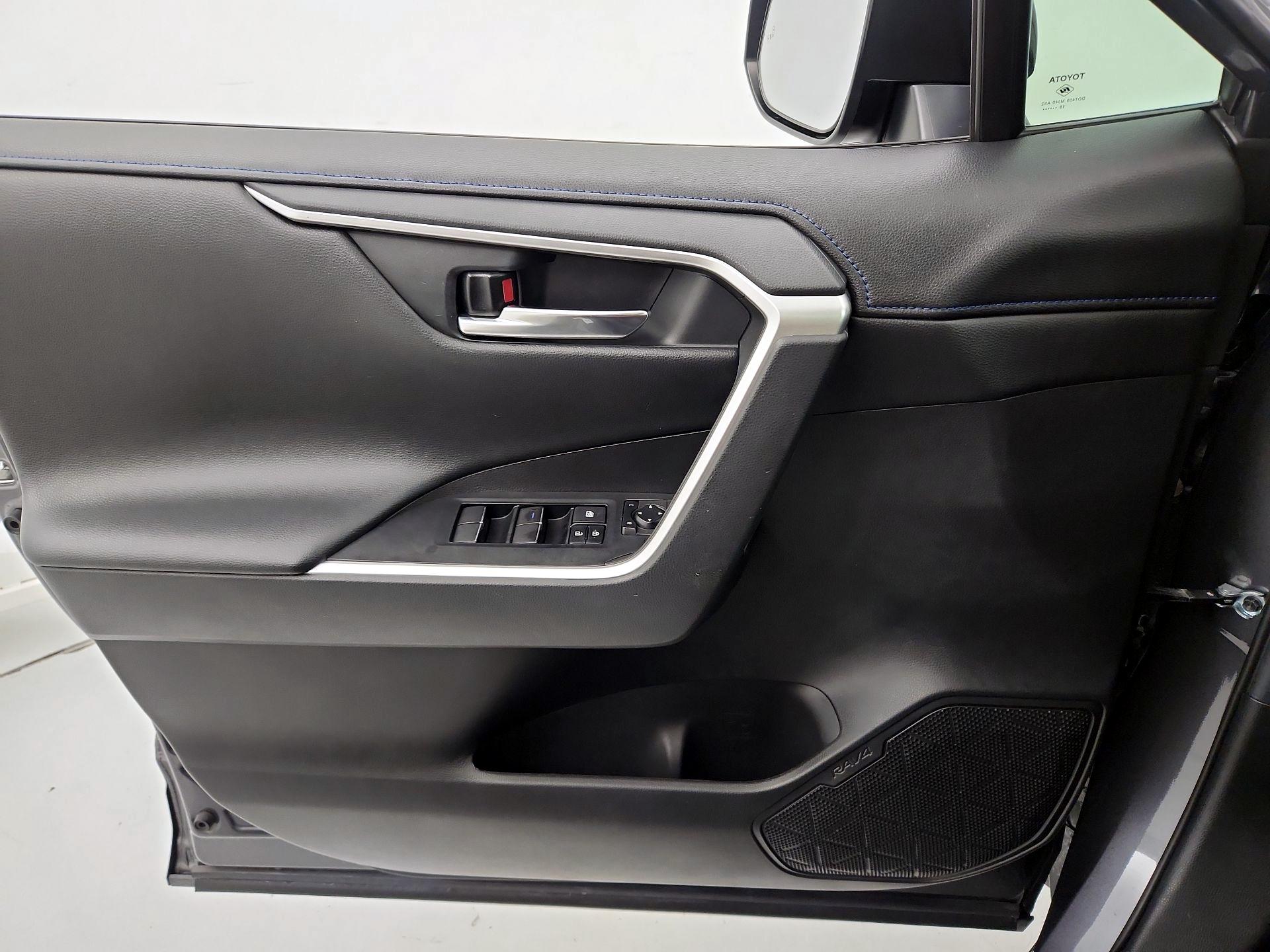 Thumbnail: 2020 Toyota RAV4 - 12