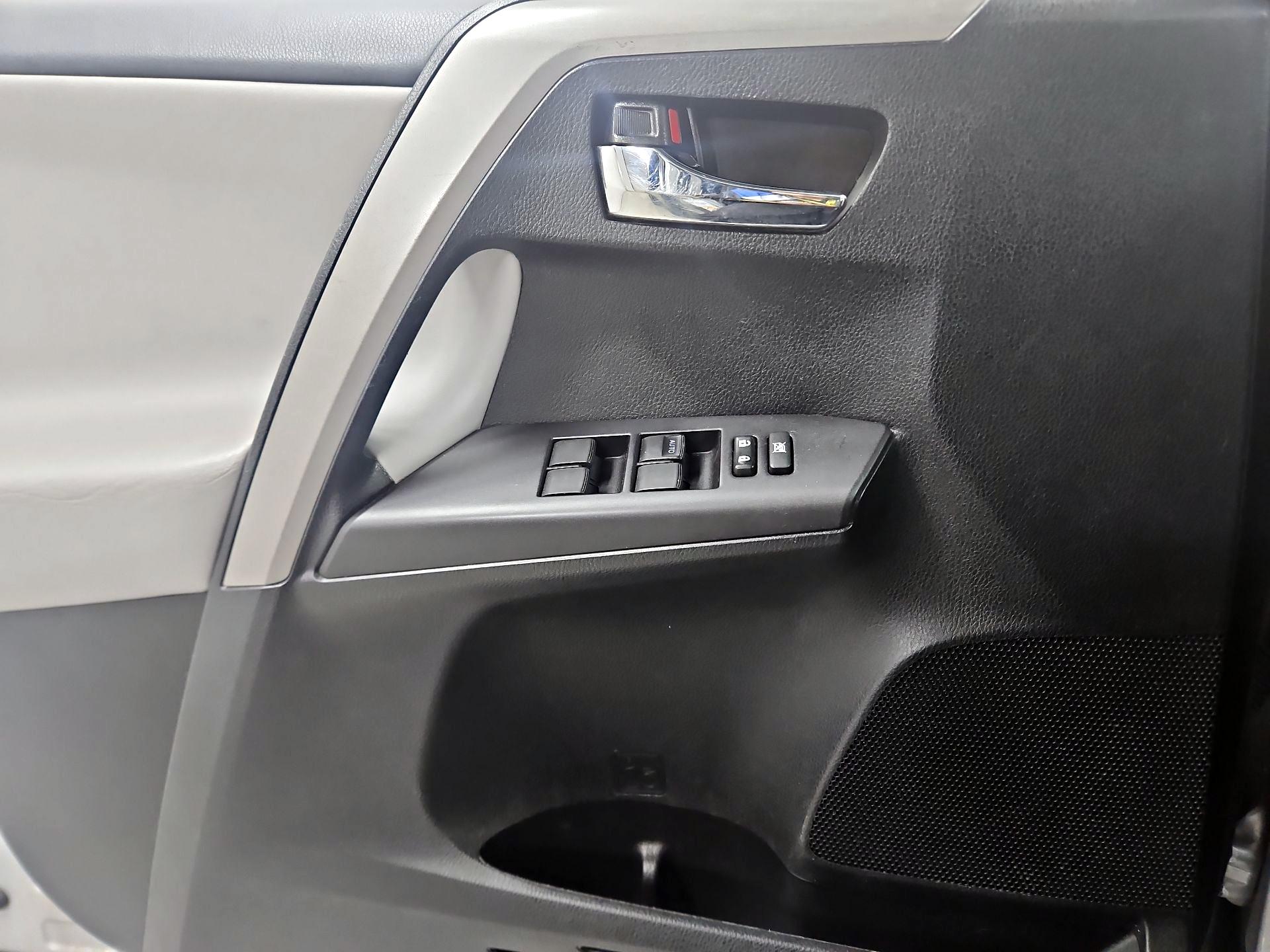 Thumbnail: 2018 Toyota RAV4 - 12