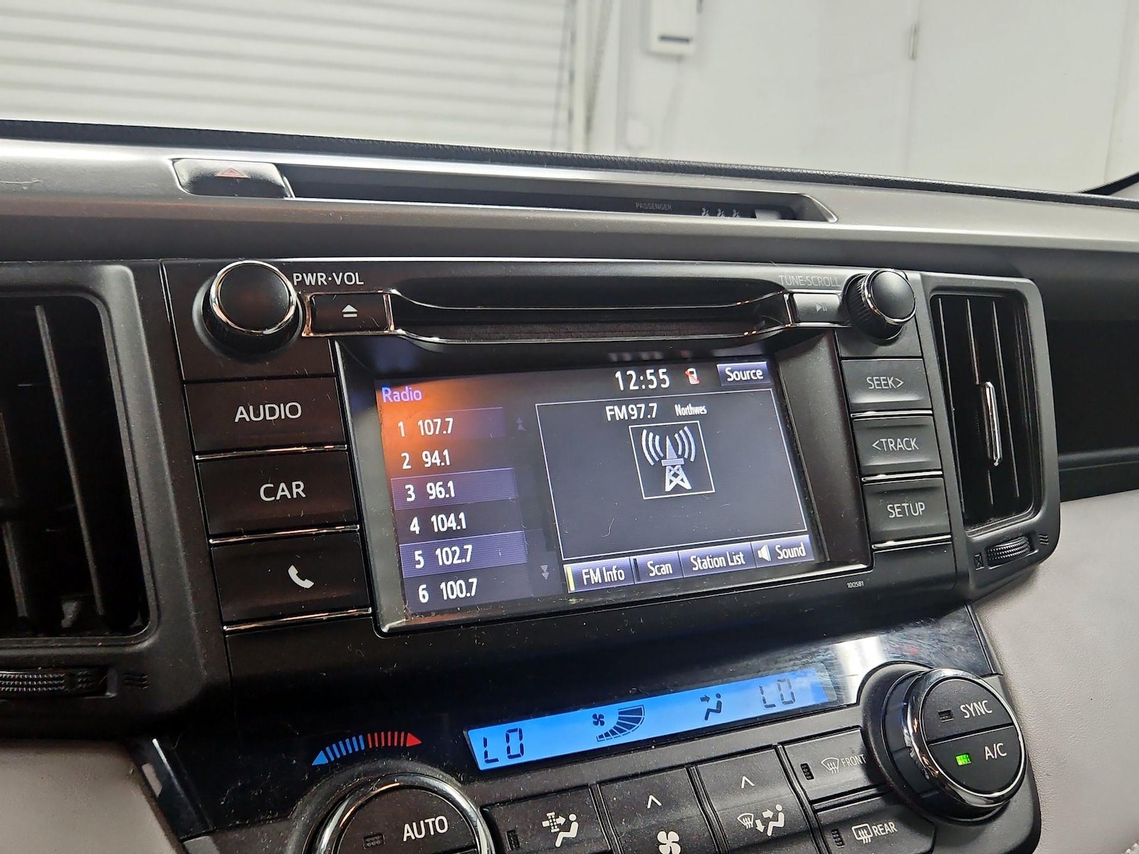 2018 Toyota RAV4 XLE - Photo 16