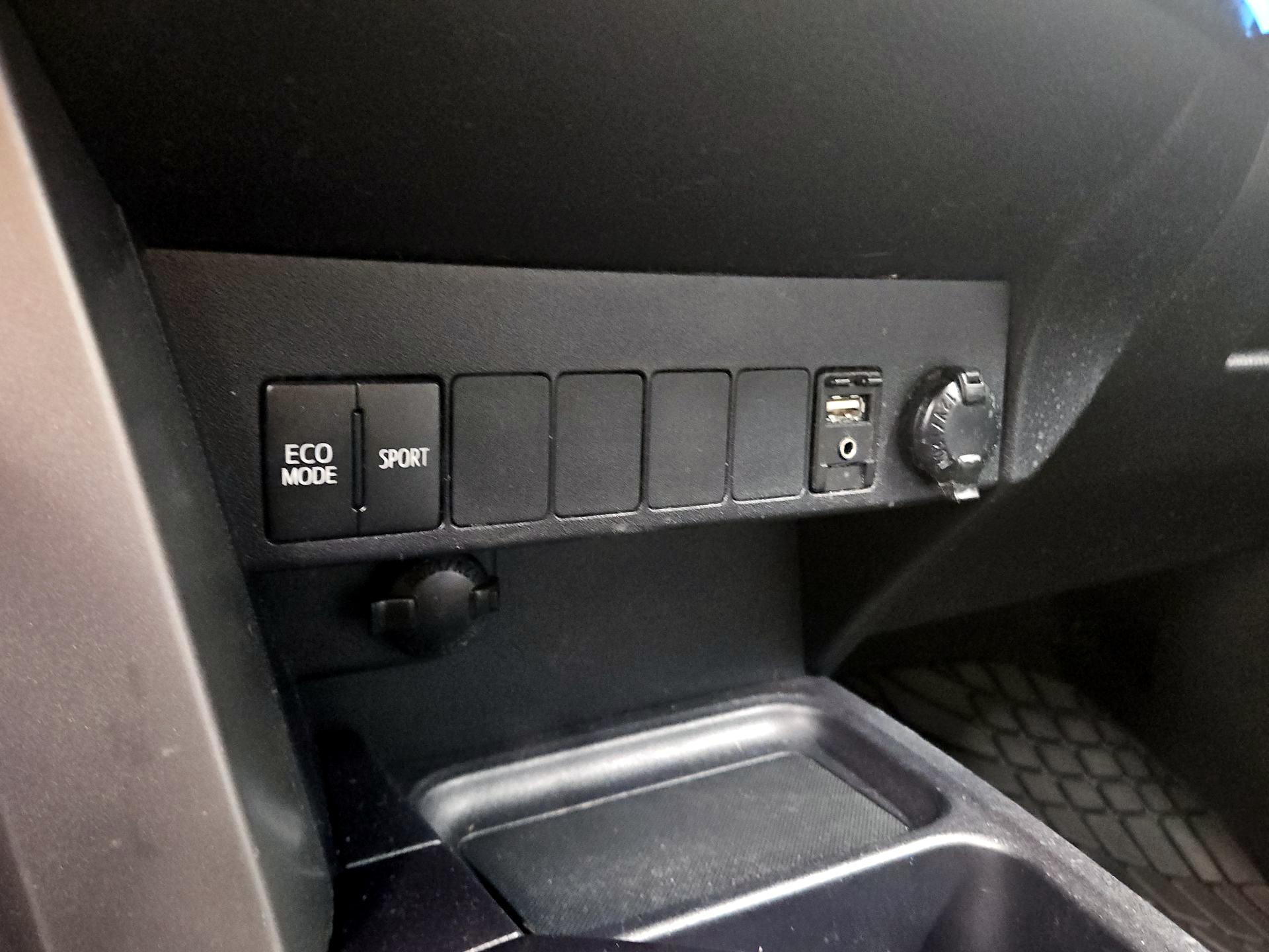 Thumbnail: 2018 Toyota RAV4 - 18