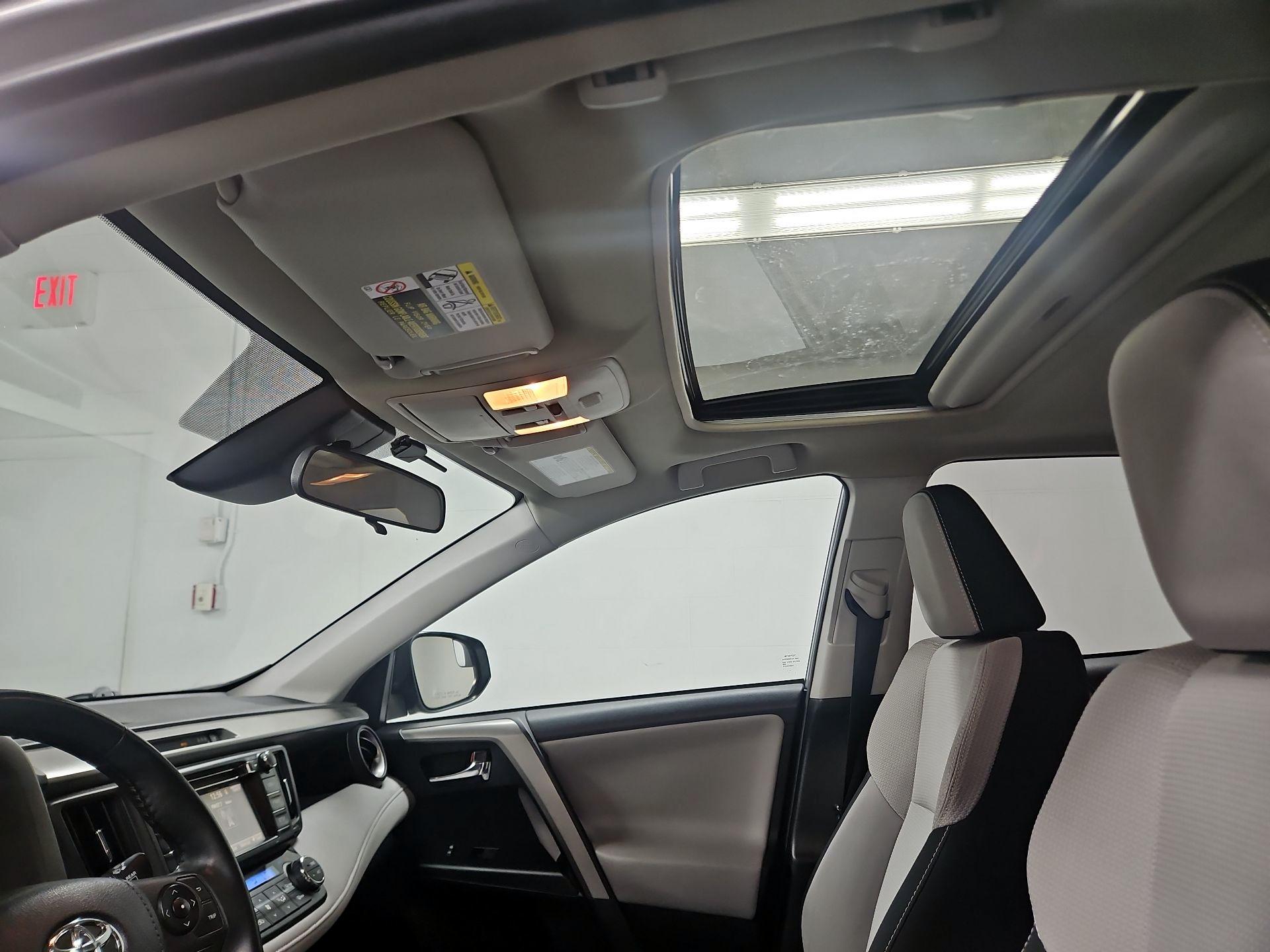 Thumbnail: 2018 Toyota RAV4 - 19