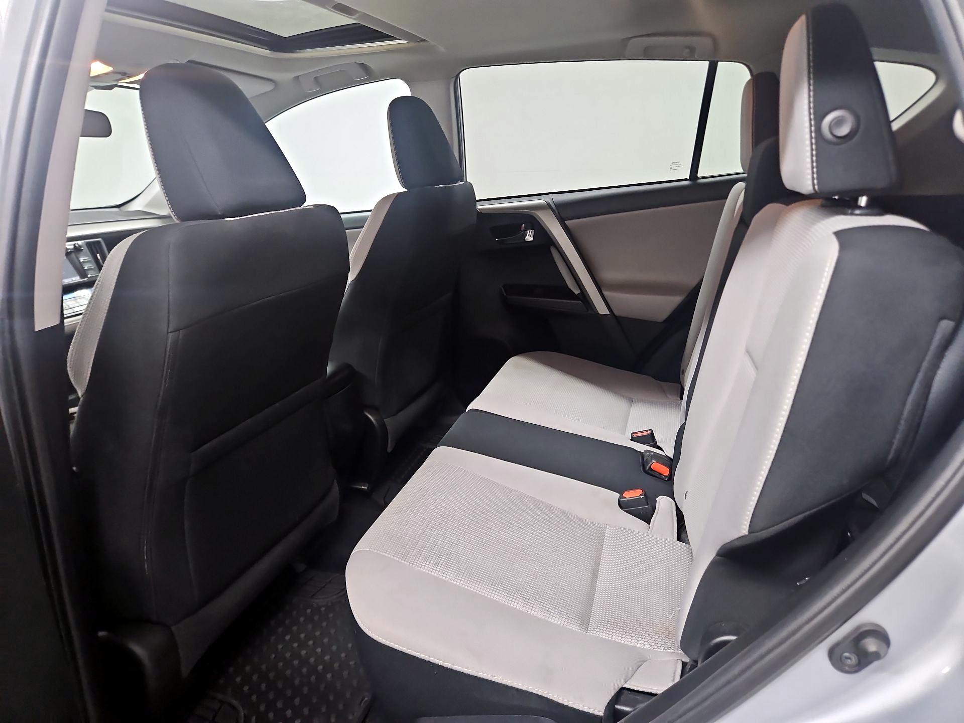 Thumbnail: 2018 Toyota RAV4 - 20