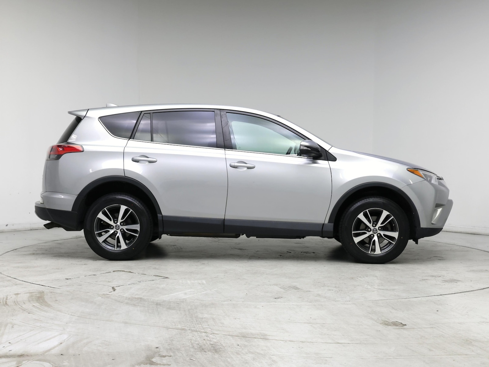 2018 Toyota RAV4 XLE - Photo 8