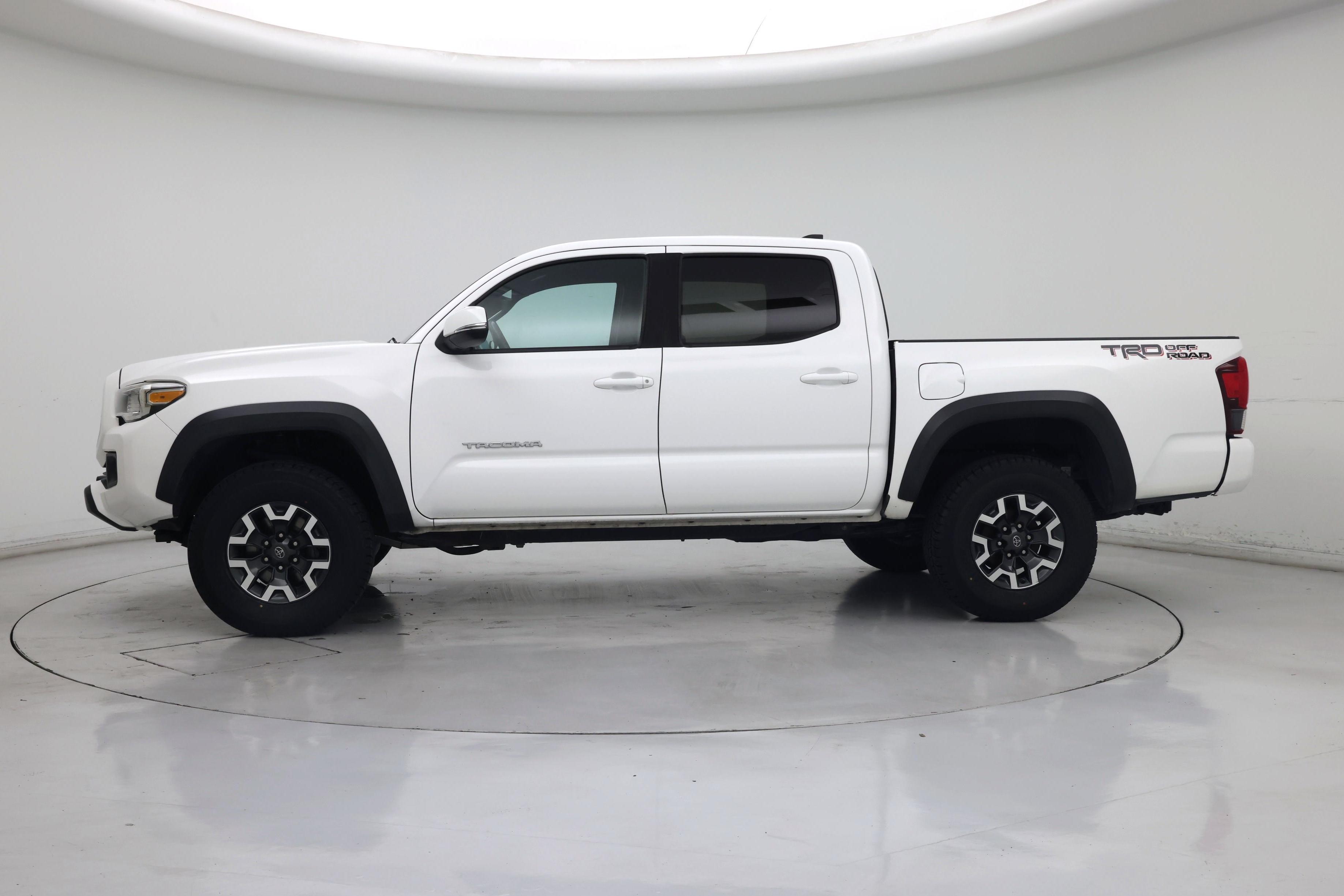 Thumbnail: 2019 Toyota Tacoma - 3