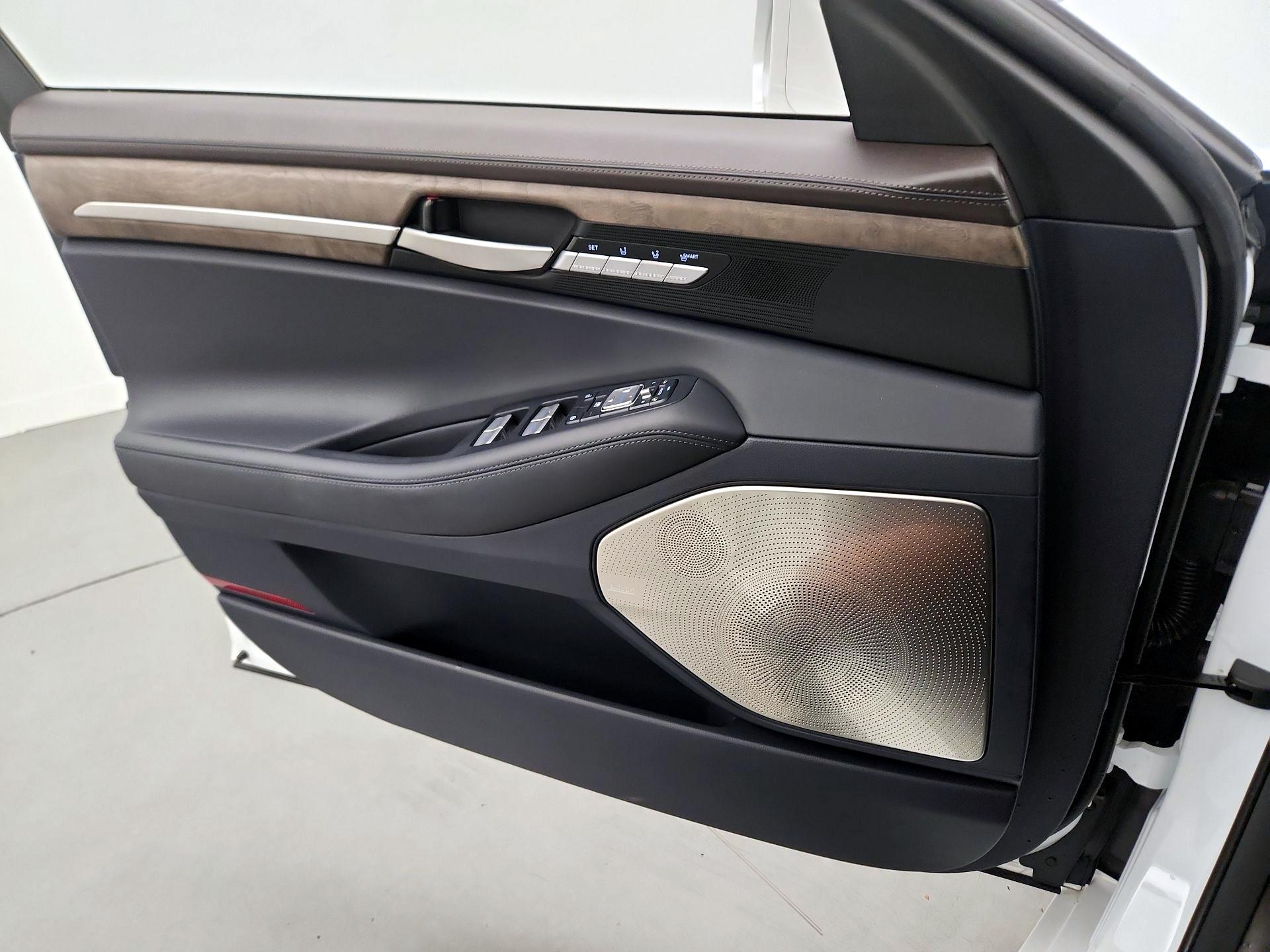 Thumbnail: 2020 Genesis G90 - 12
