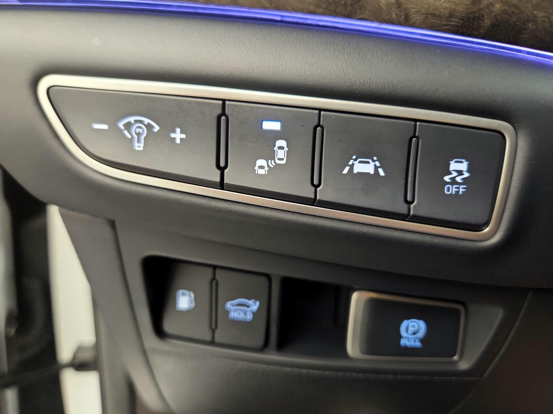 Thumbnail: 2020 Genesis G90 - 13