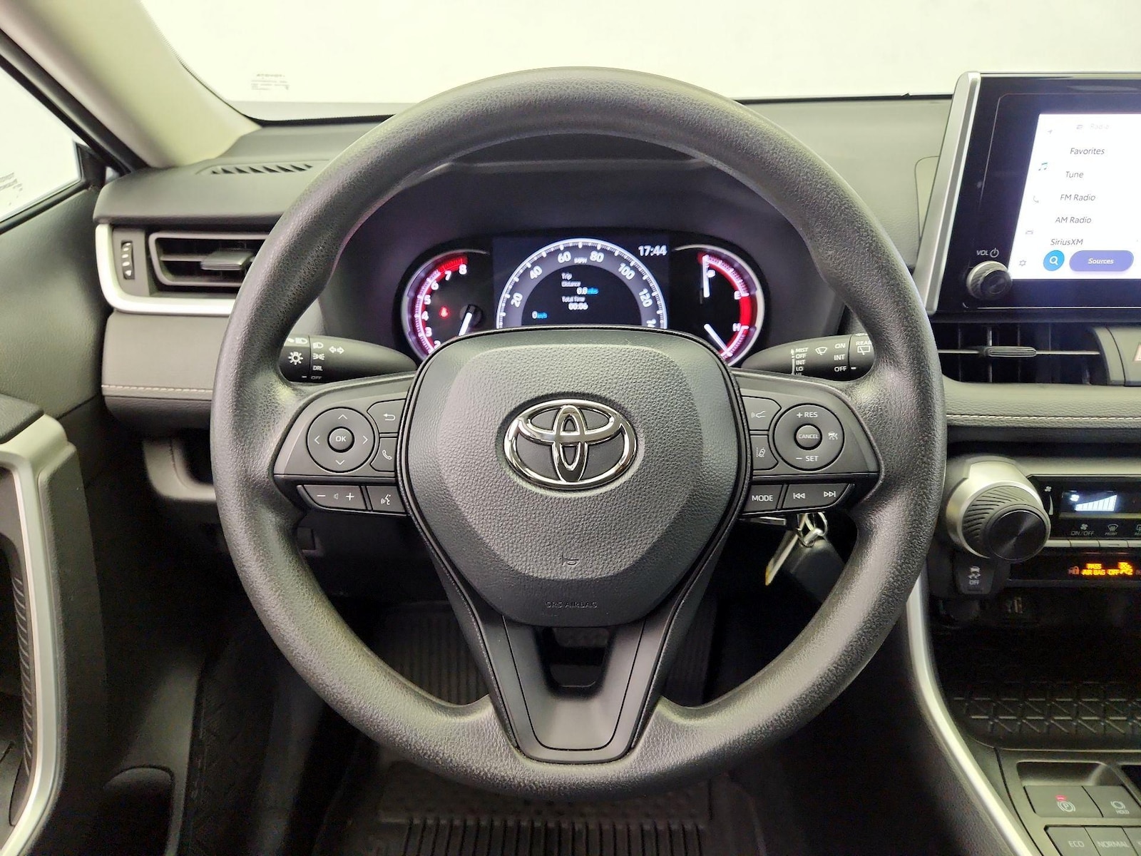 2024 Toyota RAV4 LE - Photo 11