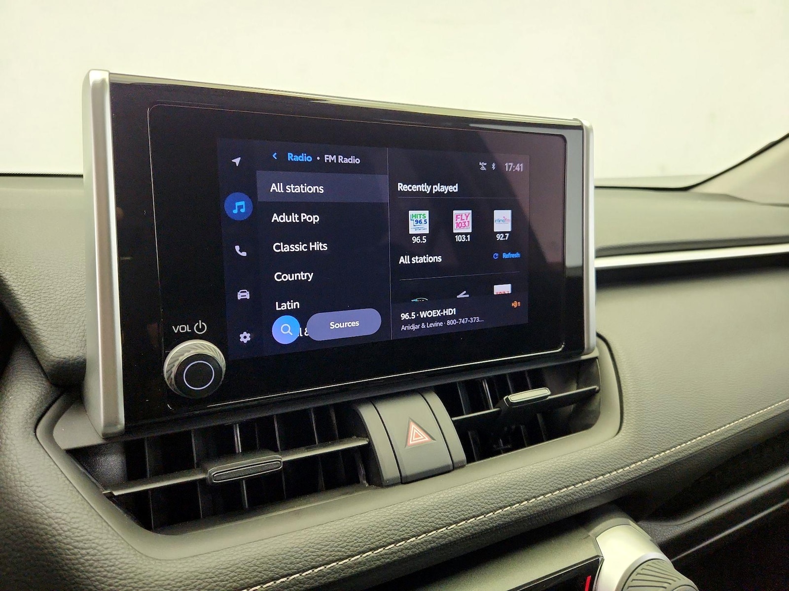 2024 Toyota RAV4 LE - Photo 16
