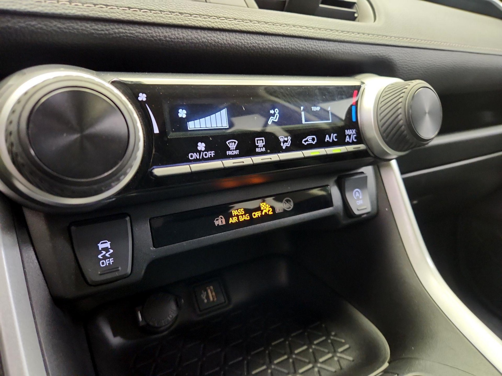 2024 Toyota RAV4 LE - Photo 17