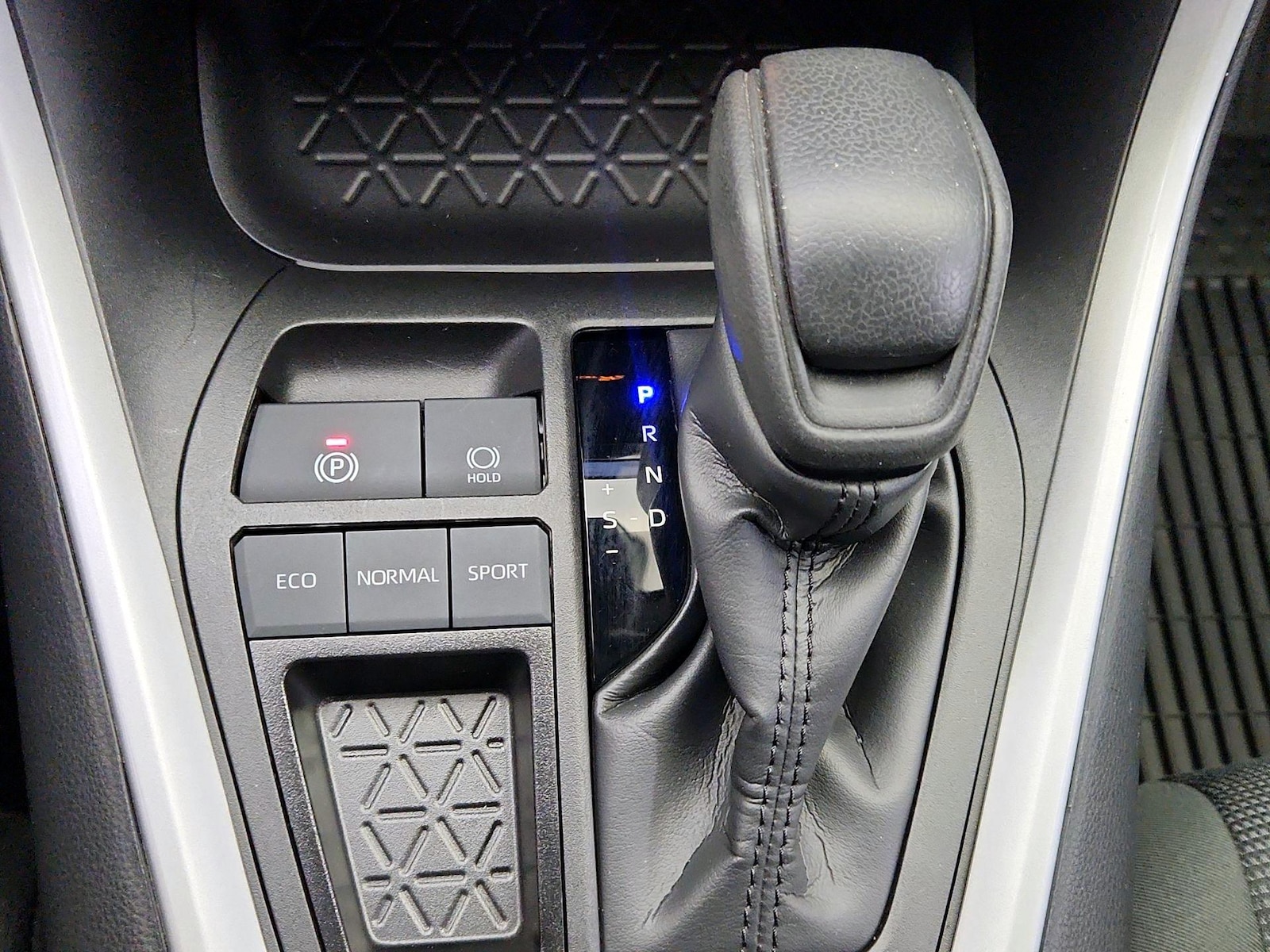 2024 Toyota RAV4 LE - Photo 18