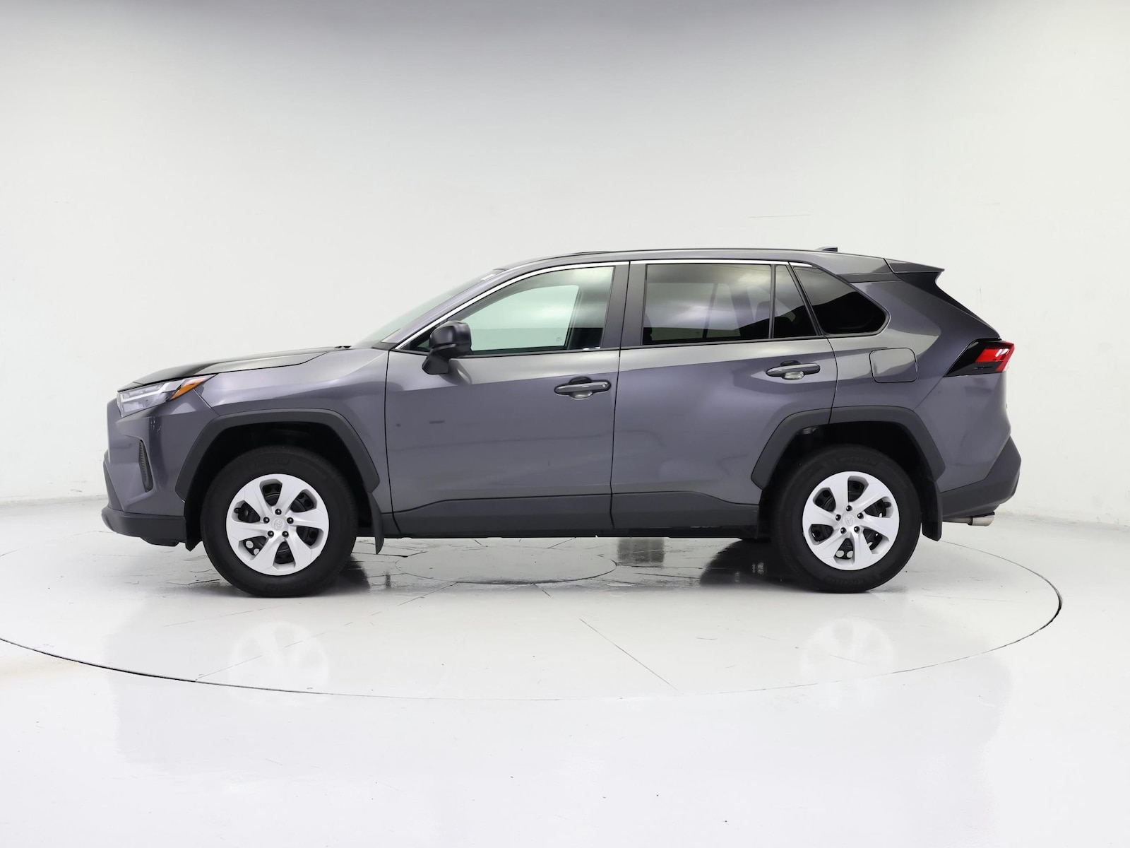 2024 Toyota RAV4 LE - Photo 4