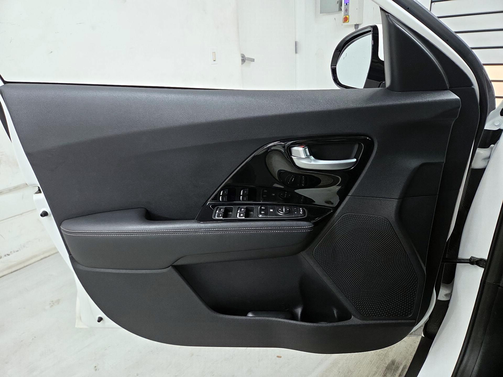 Thumbnail: 2021 Kia Niro - 12