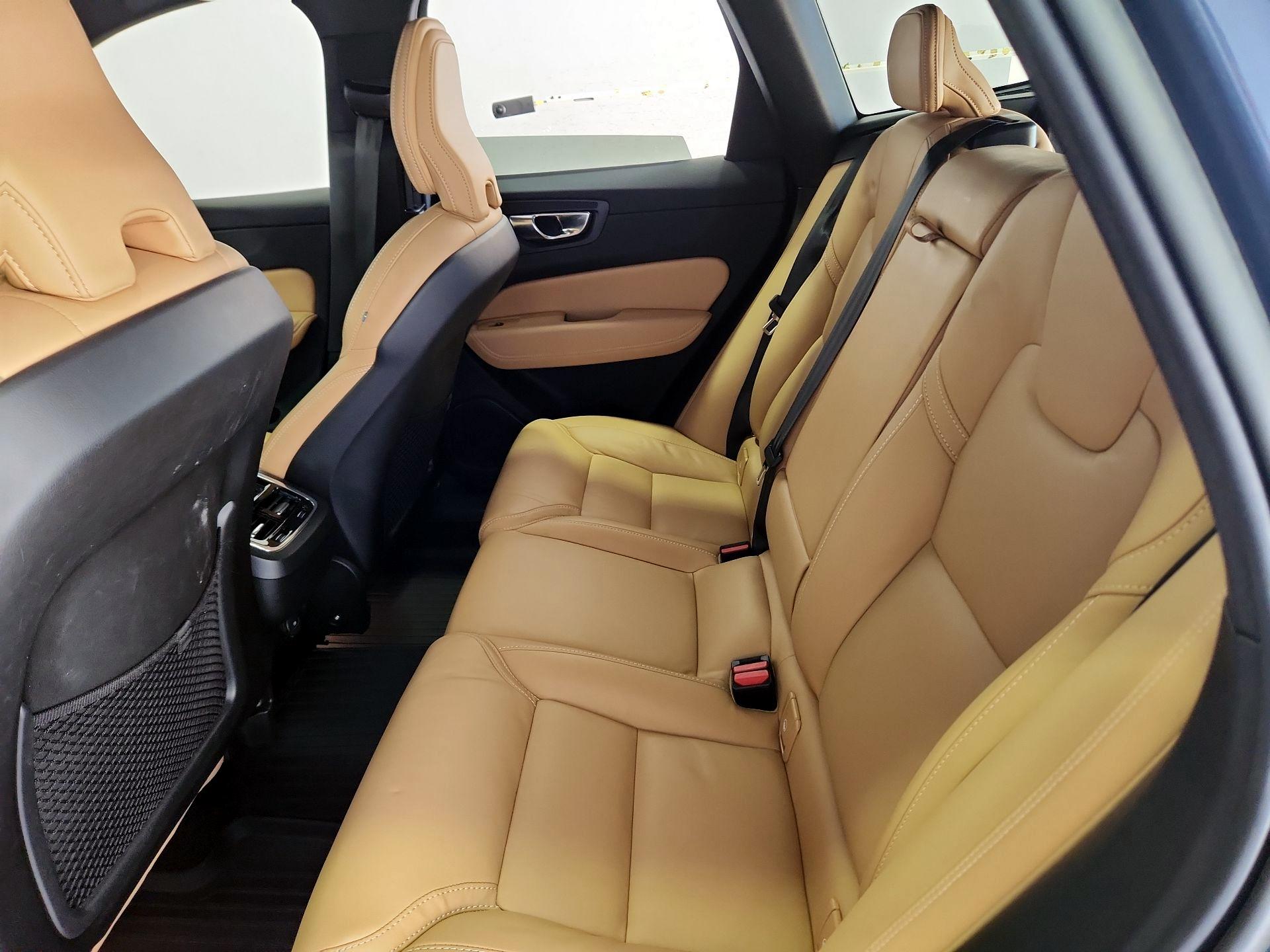 Thumbnail: 2022 Volvo XC60 - 20