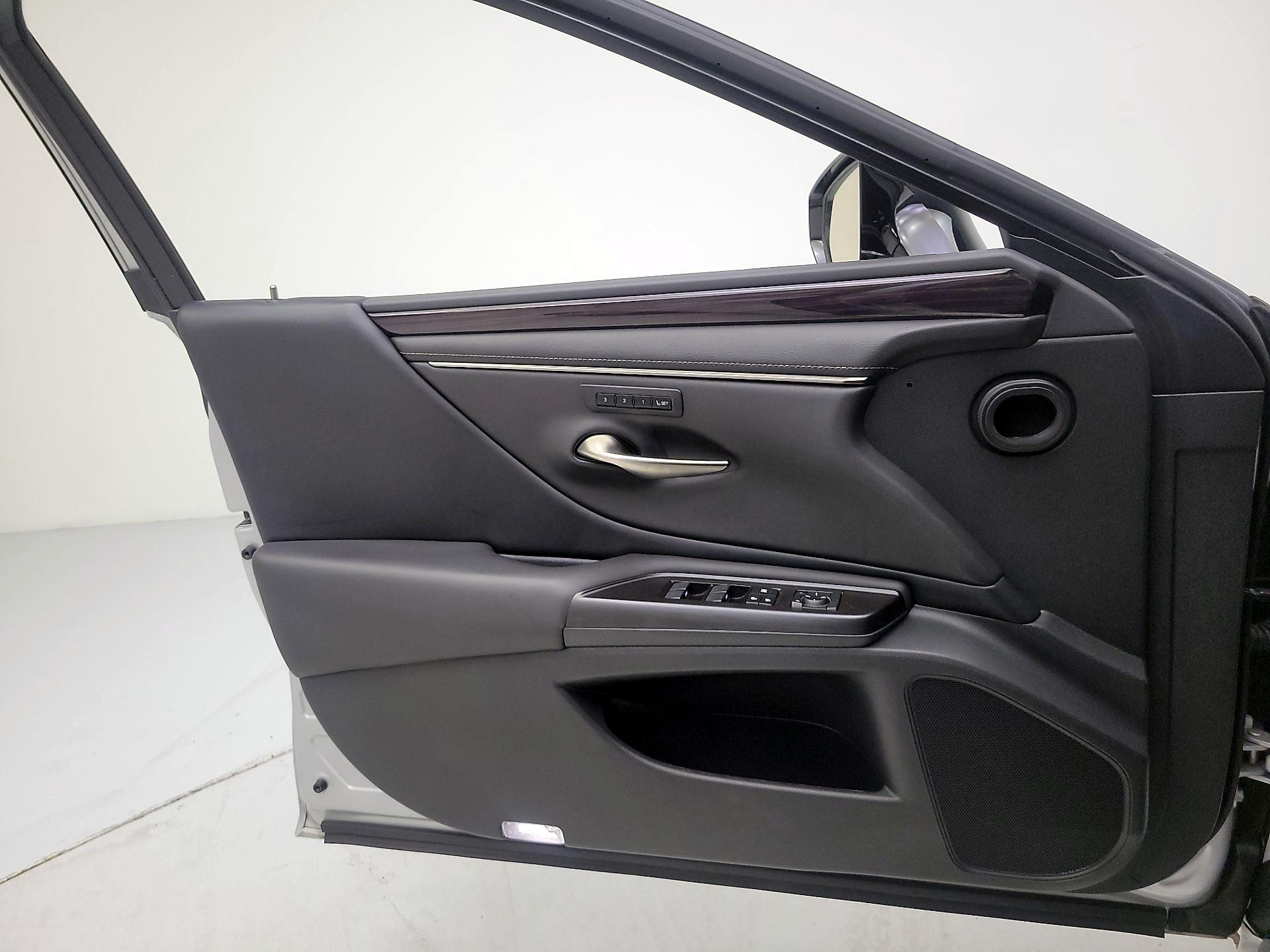 Thumbnail: 2019 Lexus ES - 12
