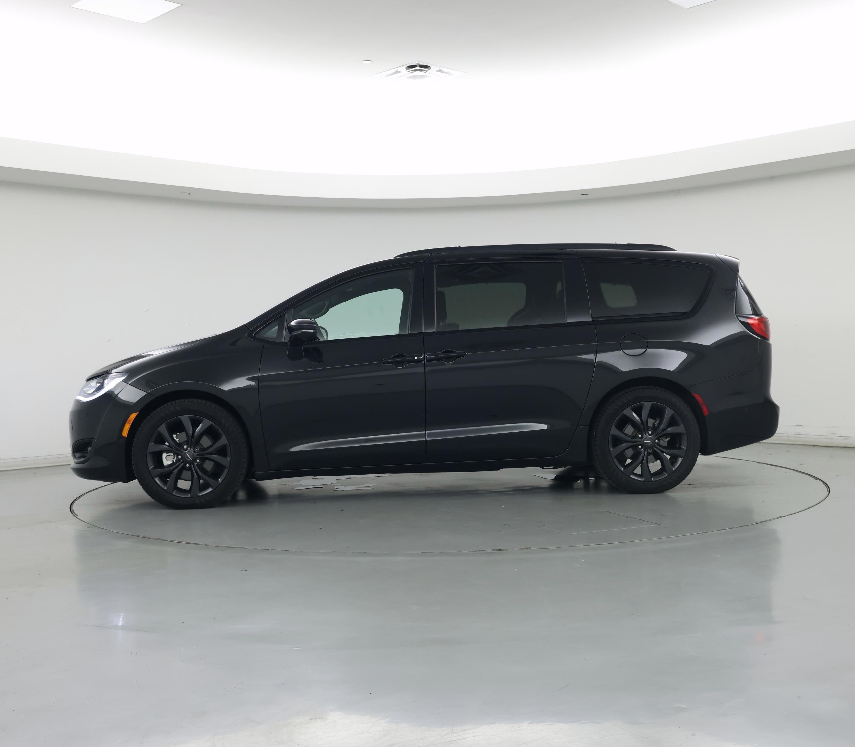 Thumbnail: 2019 Chrysler Pacifica - 3