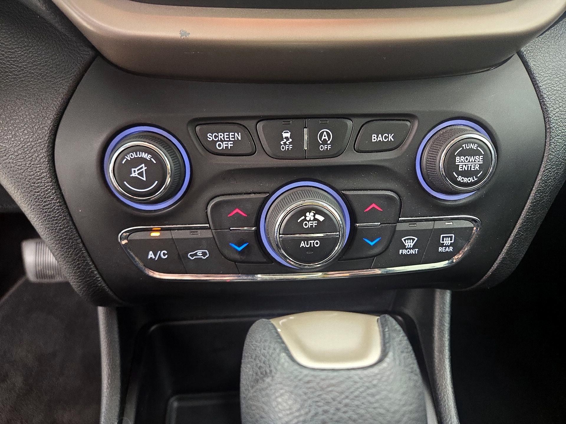 Thumbnail: 2016 Jeep Cherokee - 16