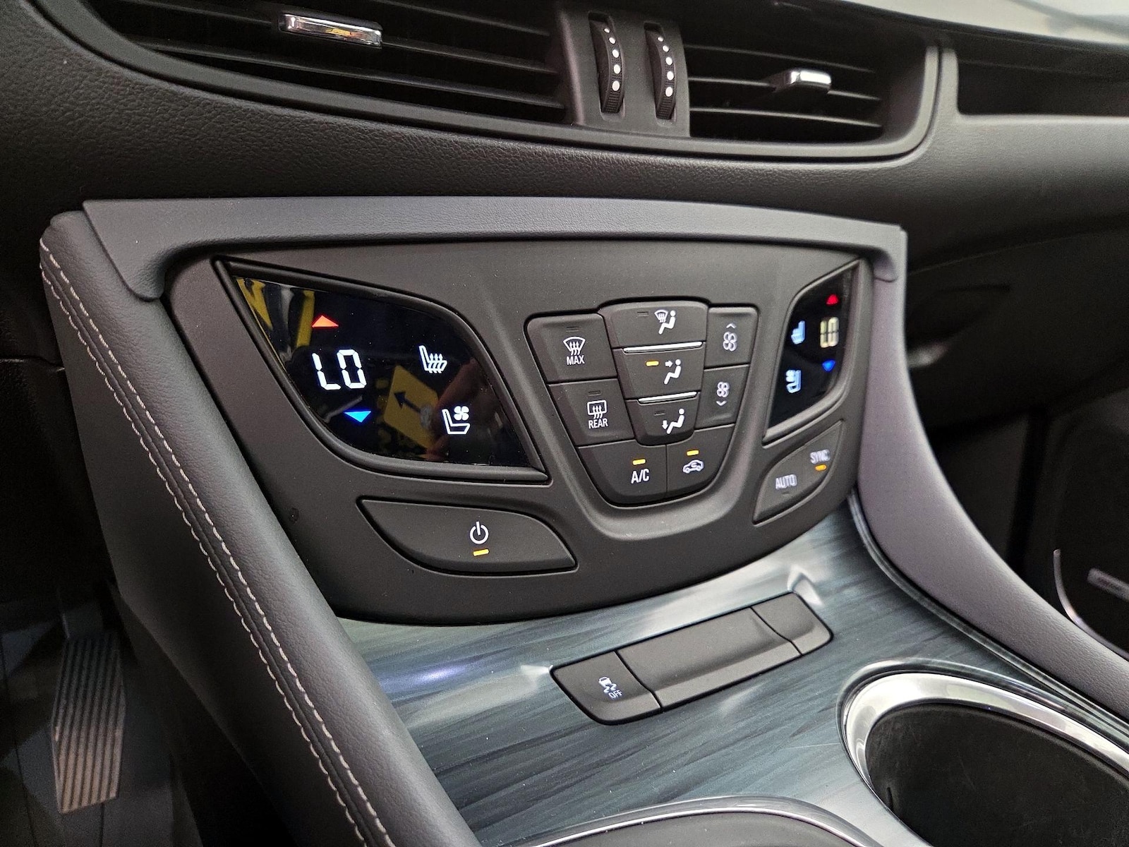 2020 Buick Envision Premium II - Photo 17