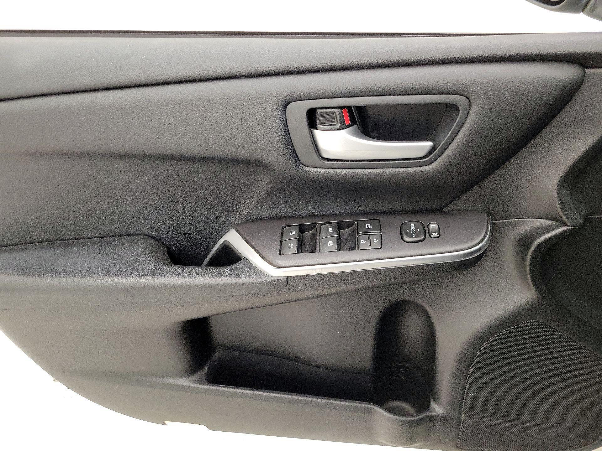 Thumbnail: 2016 Toyota Camry - 12