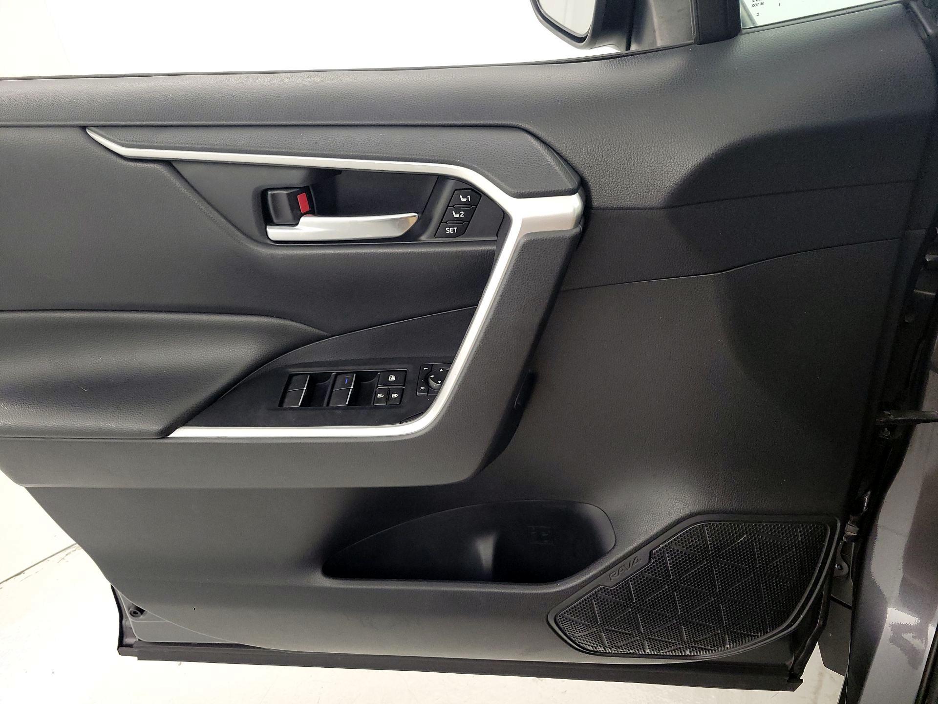 Thumbnail: 2019 Toyota RAV4 - 12