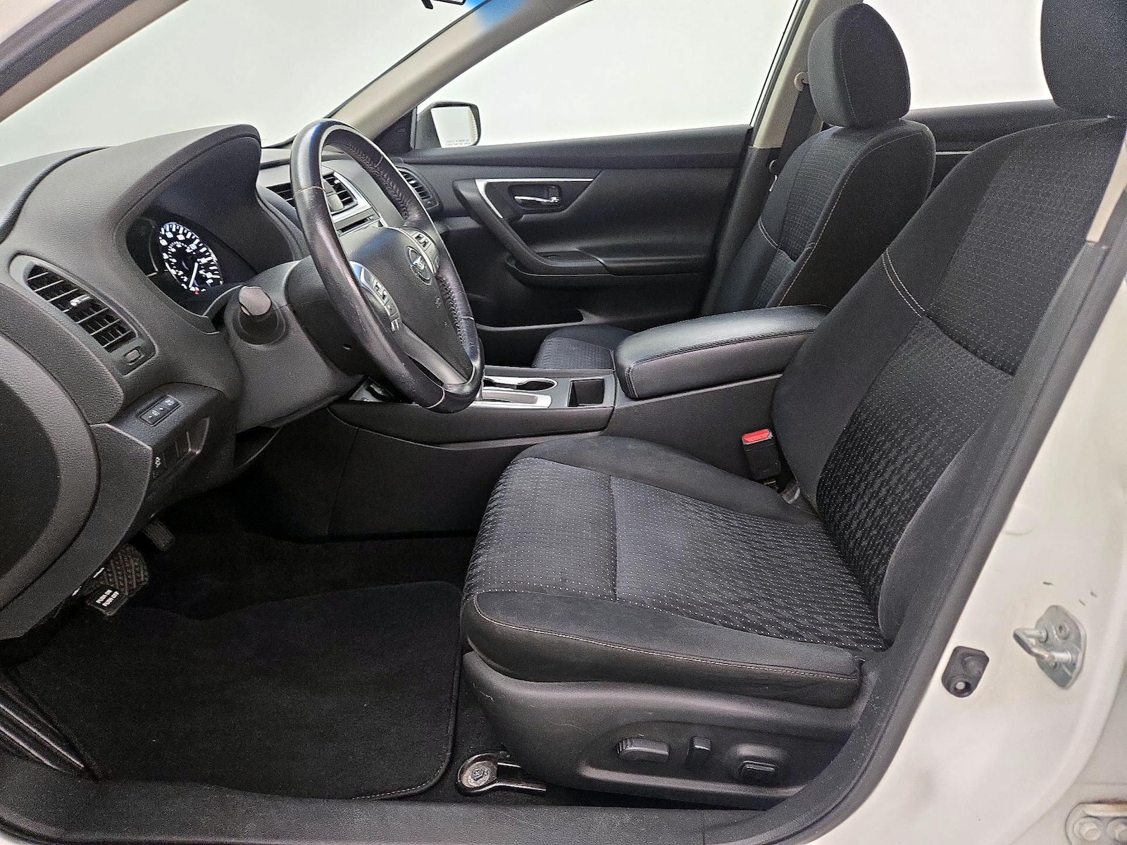 2016 Nissan Altima SV - Photo 12