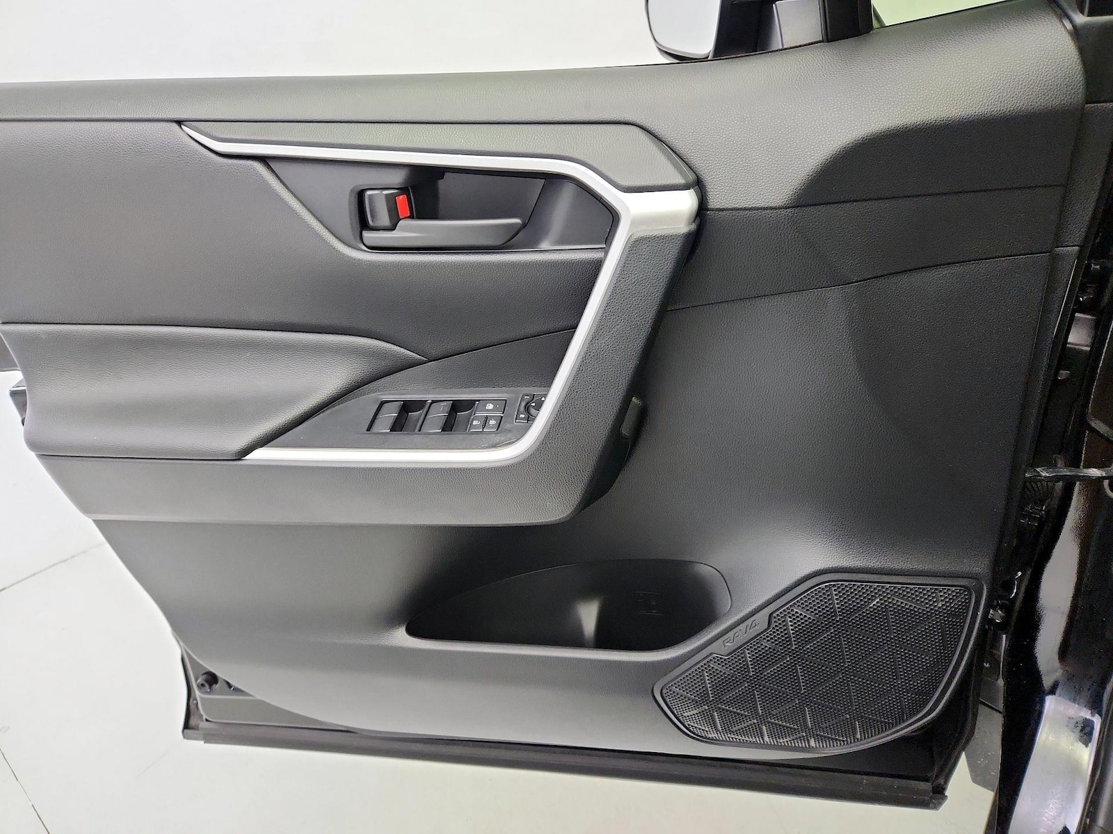 2023 Toyota RAV4 LE - Photo 13