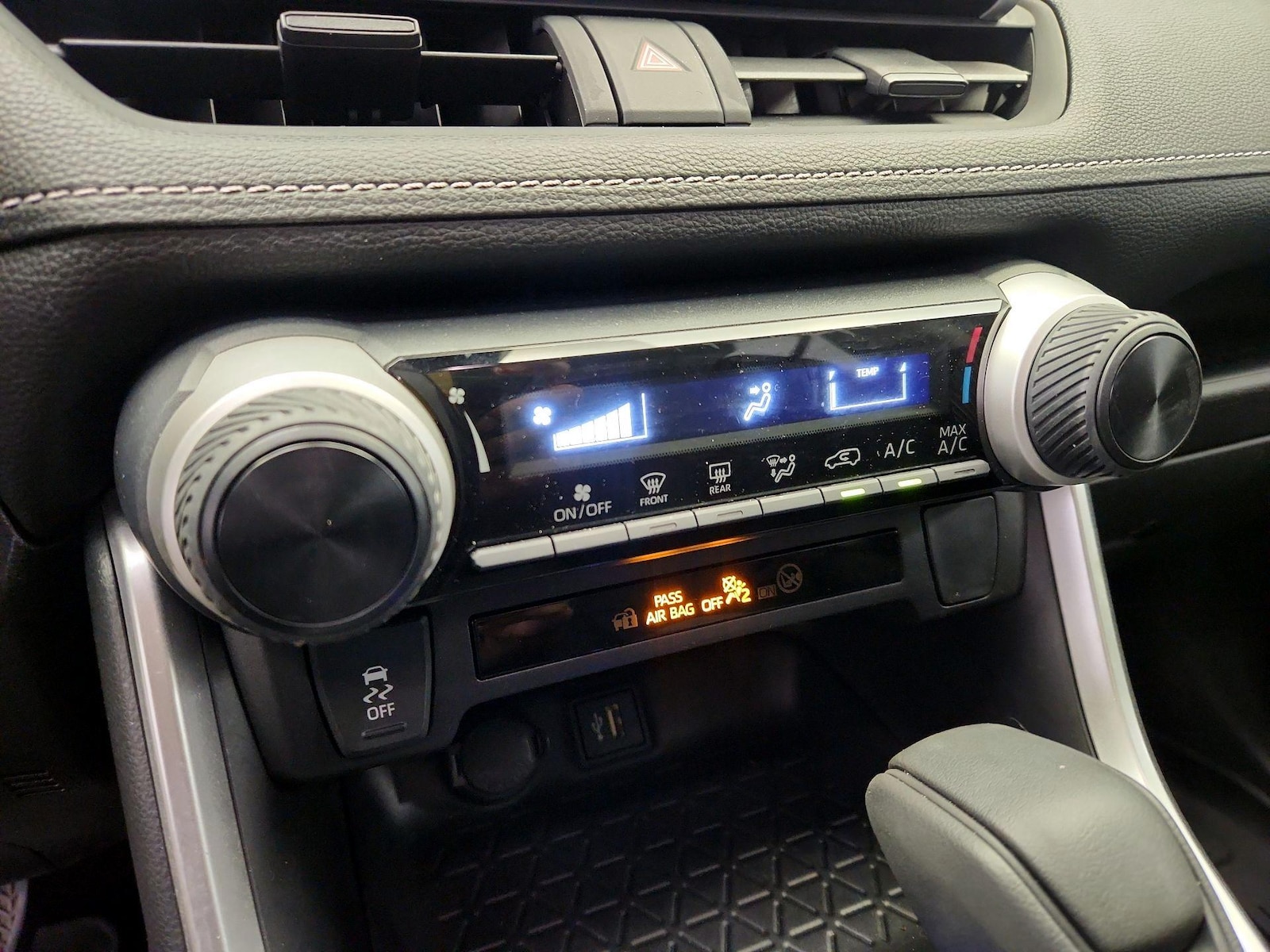 2023 Toyota RAV4 LE - Photo 17