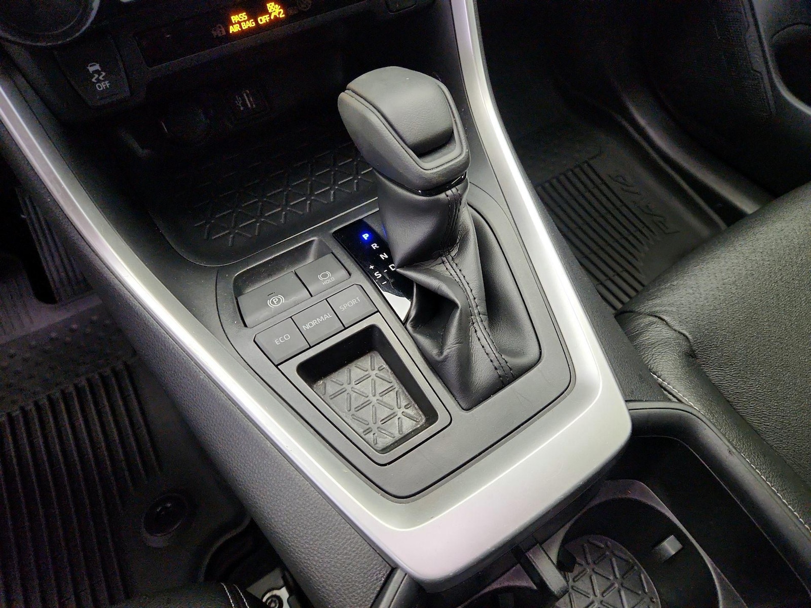 2023 Toyota RAV4 LE - Photo 18