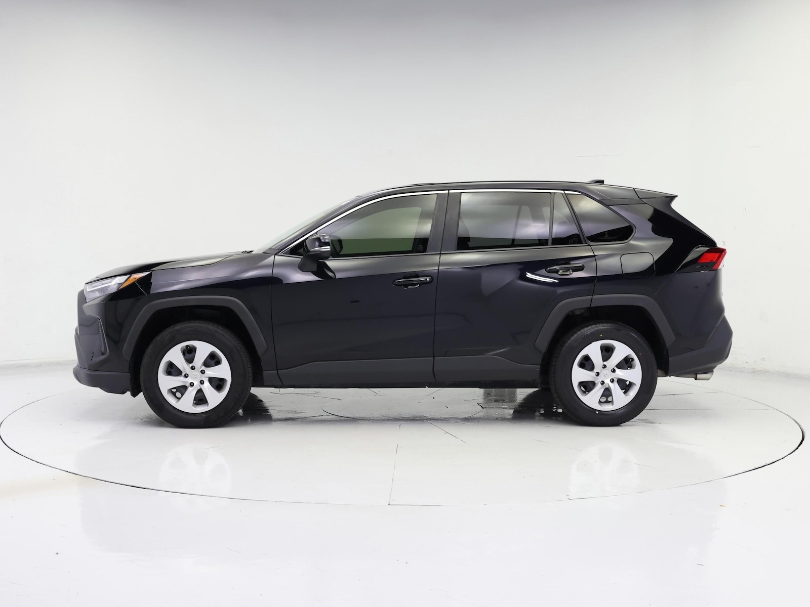 2023 Toyota RAV4 LE - Photo 4
