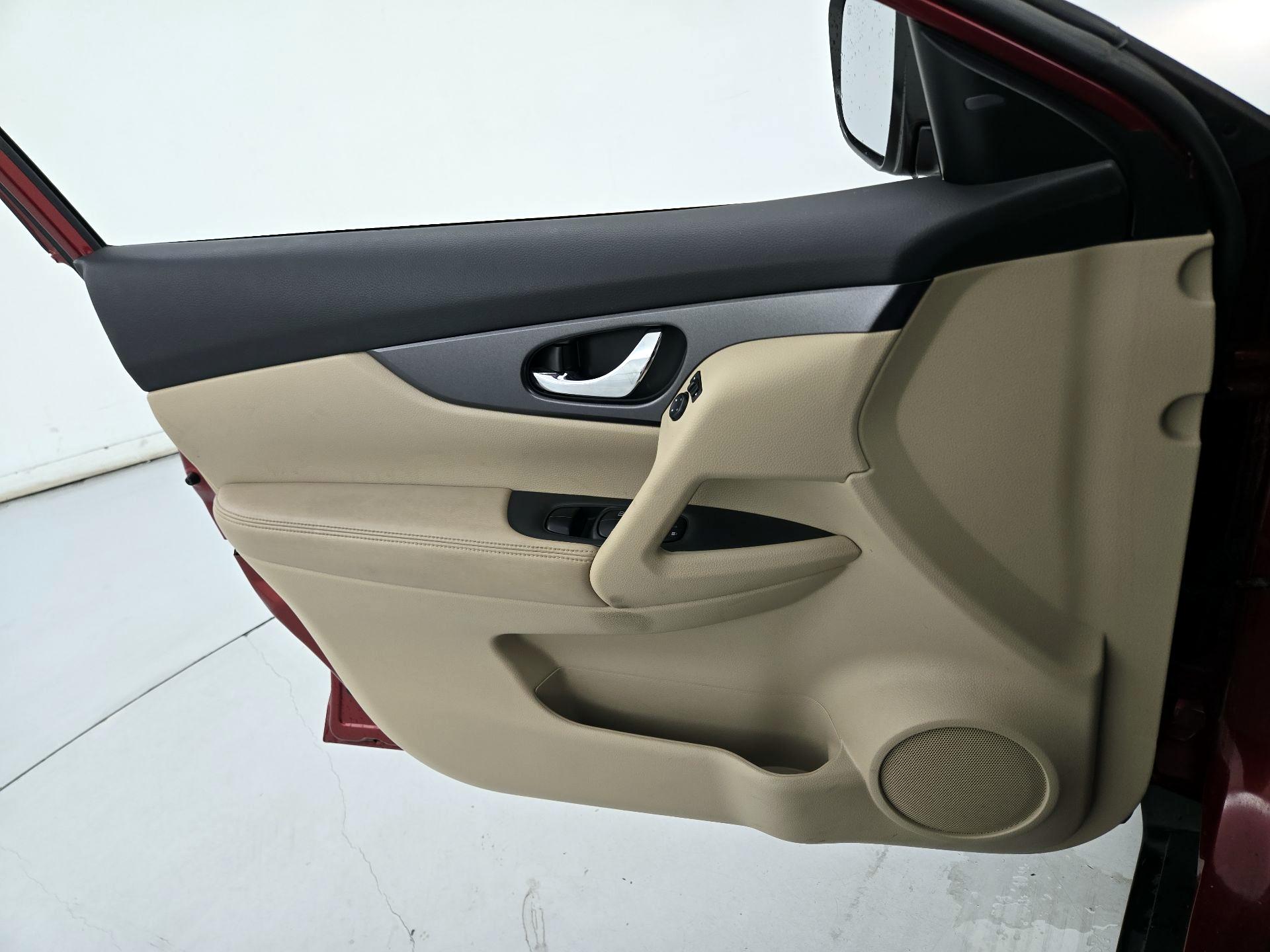 Thumbnail: 2016 Nissan Rogue - 12