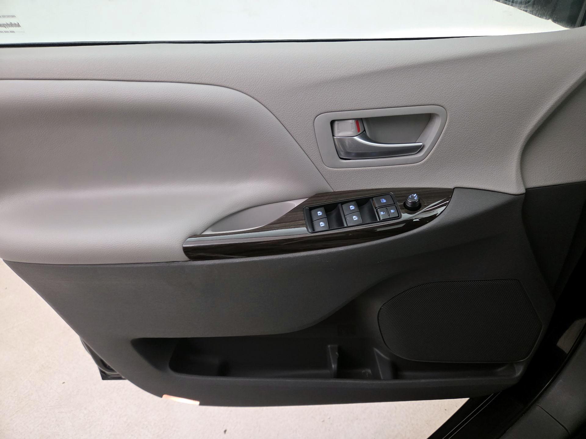 Thumbnail: 2018 Toyota Sienna - 12