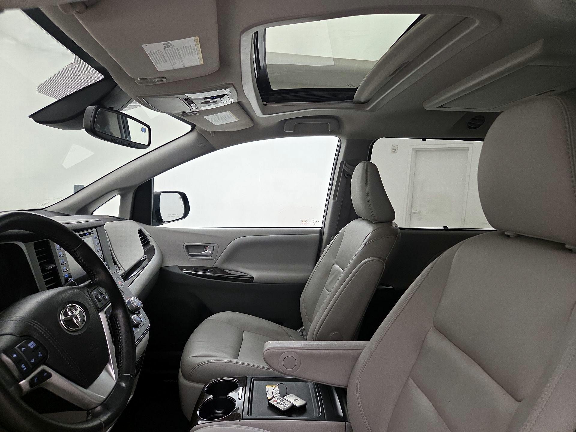 Thumbnail: 2018 Toyota Sienna - 20