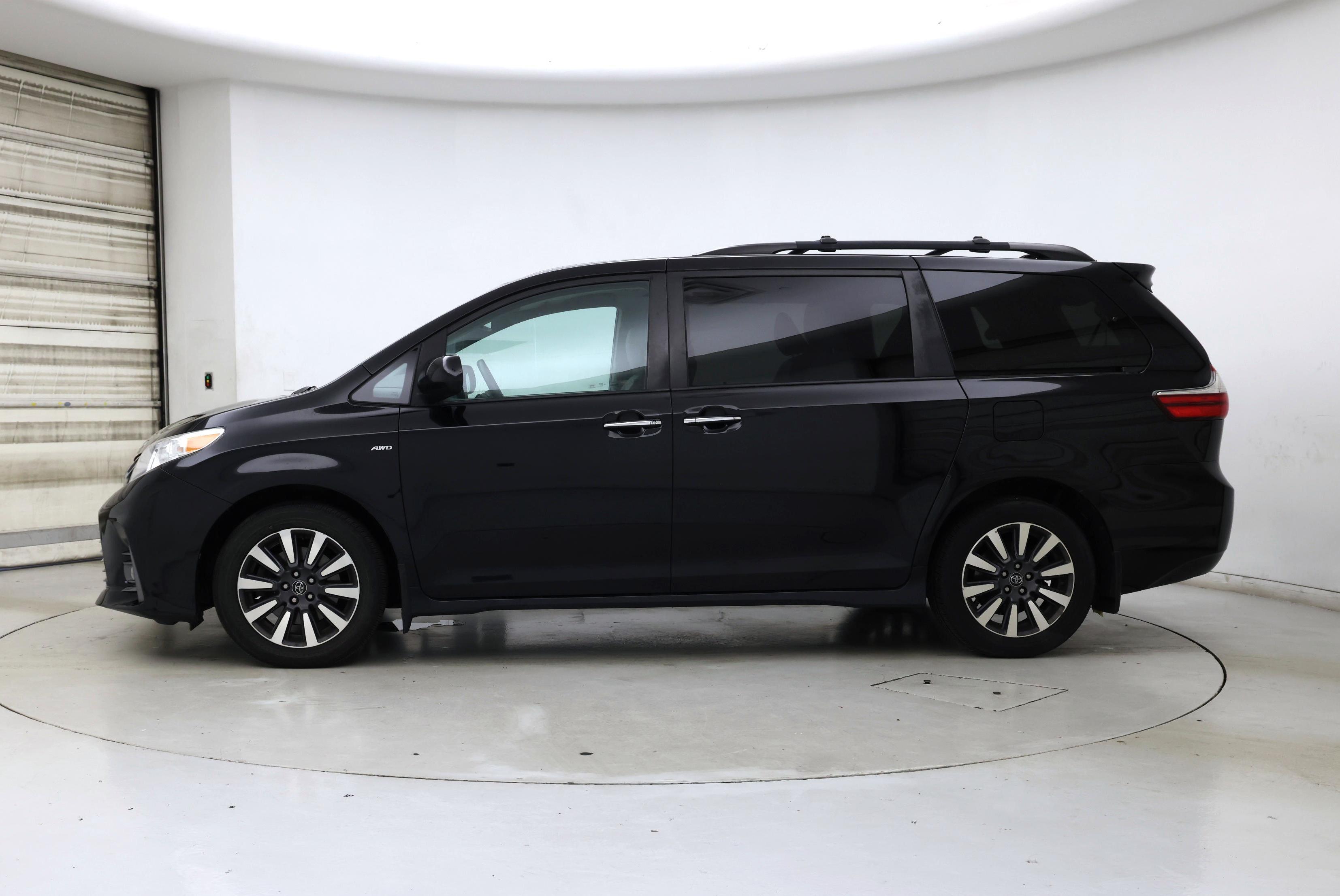 Thumbnail: 2018 Toyota Sienna - 3